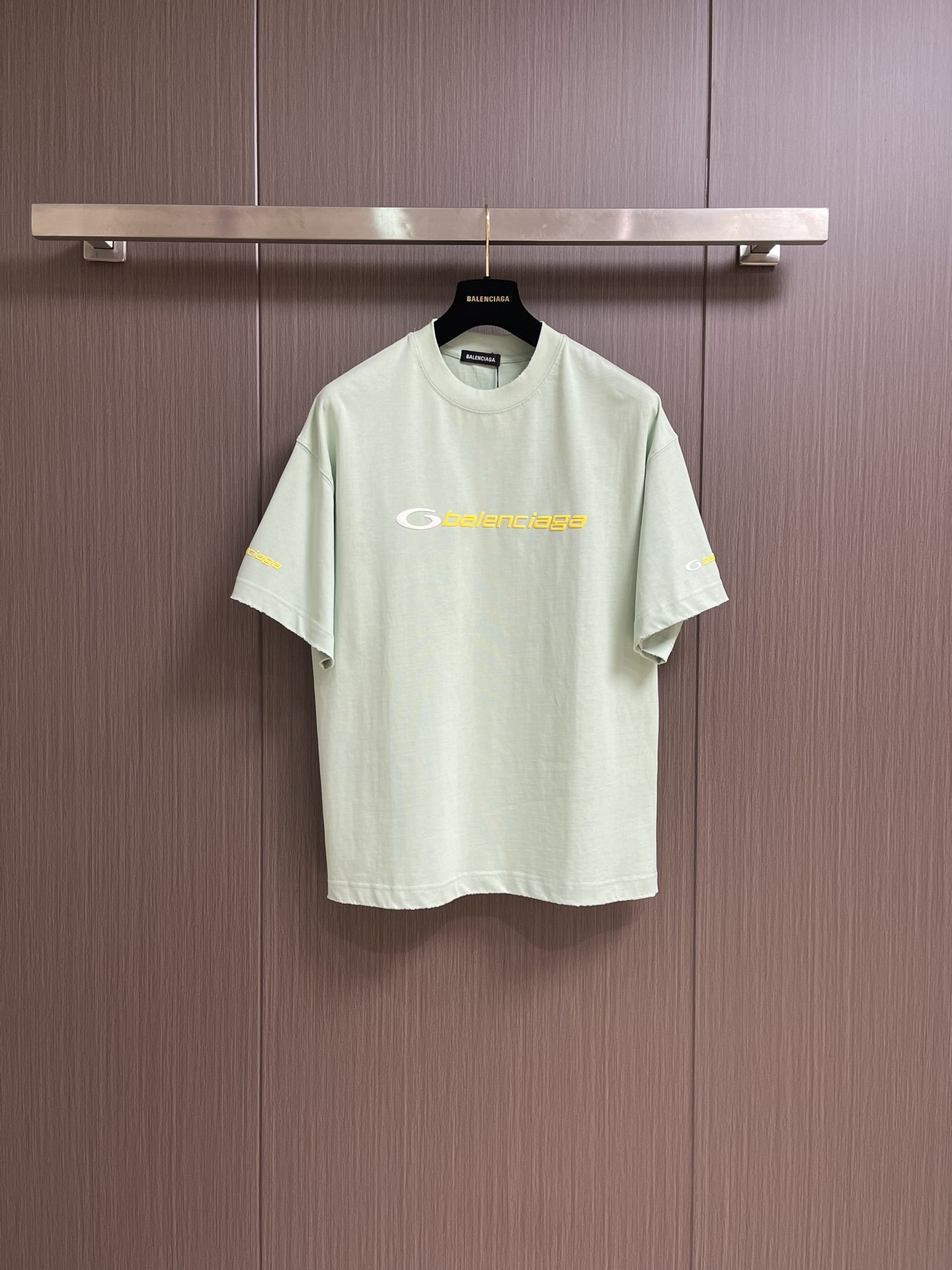 NO:418736,balenciaga ring logo printed round neck short-sleeved T-shirt, the fabric is made of 21 double yarn combed cotton, the fabric is customized 1: 1 original color. The fabric is washed with gram weight of about 300 grams, and the thread is matched with 1*1 same cylinder cross thread. The garment faded and worn, and is divided into 20 pieces, one cylinder, effectively ensuring the uniform color of each piece of clothing. Each piece is the same color as the original. Size S-XXL S bust 114cm long 72cm shoulder width 54cm M bust 118cm long 74cm shoulder width 55cm L bust 122cm long 76cm shoulder width 56cm XL bust 126cm long 78cm shoulder width 57cm XXL bust 130cm long 80cm long 80cm long 86cm long 76cm shoulder width 56cm XL bust 126cm long 78cm shoulder width 57cm XXL bust 130cm long 80cm long 80cm long 86cm long 76cm shoulder width 76cm shoulder width 56cm XL bust 126cm long 78cm shoulder width 57cm XXL bust 130cm long 80cm long 80cm long 76cm shoulder width 76cm shoulder width 56cm XL bust 126cm long 78cm shoulder width 57cm XXL bust 130cm long 80cm long 86cm long 76cm shoulder width 76cm shoulder width 56cm XL bust 126cm long 78cm shoulder width 57cm XXL bust 130cm long 80cm long 86cm long 76cm shoulder width 76cm shoulder width 56cm XL bust 126cm long 78cm shoulder width 57cm XXL bust 130cm long 80  Shoulder width 58cm, balenciaga, T-shirt,tees, t-shirt,alexander wang19860909balenciaga 环形logo印花圆领短袖T恤,面料采用21支双纱精梳棉,面料定制1: 1原版同色.面料成衣洗水后克重约300克,螺纹搭配1*1同缸十字螺纹.成衣褪色做旧,分为20件一缸有效保证每一件衣服颜色均匀.每一件褪色效果都与原版一致同色.尺码S-XXL S码胸围114cm衣长72cm肩宽54cm M码胸围118cm衣长74cm肩宽55cm L码胸围122cm 衣长76cm肩宽56cm XL码胸围126cm 衣长78cm肩宽57cm XXL码胸围130cm 衣长80cm 肩宽58cm,,balenciaga,T-shirt,tees，t-shirt,alexander wang,Men's clothing