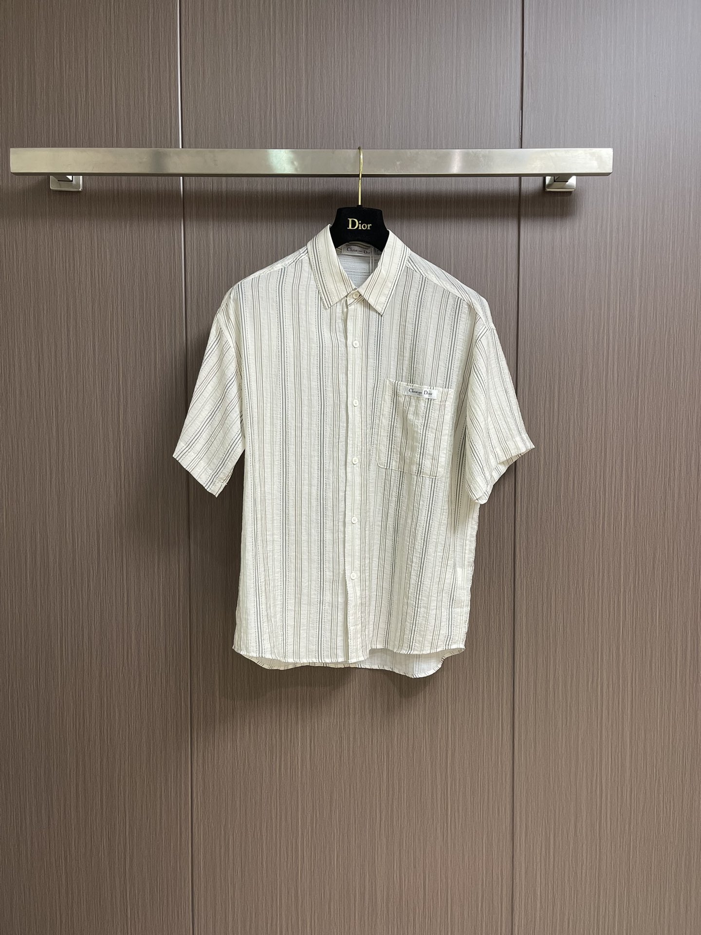 NO:418793,Dior 2025ss Spring and Summer New vertical striped short-sleeved shirt, the comfort of this fabric can be os style when worn, and it looks good for both men and women. It is definitely a surprise to the upper body!  Match series I really love one!  No matter how you wear it, there is no minefield!  Size M-XXL, dior,shirts,T-shirt,alexander wang19860909Dior 2025ss春夏新款竖条纹短袖衬衫,这个面料的舒适度 当穿都可os版型 男女穿都好看 上身绝对惊喜的一款！搭配系列 真的非常爱的一款！怎么穿都没有雷区！尺码M-XXL,,dior,shirts,T-shirt,alexander wang,Men's clothing