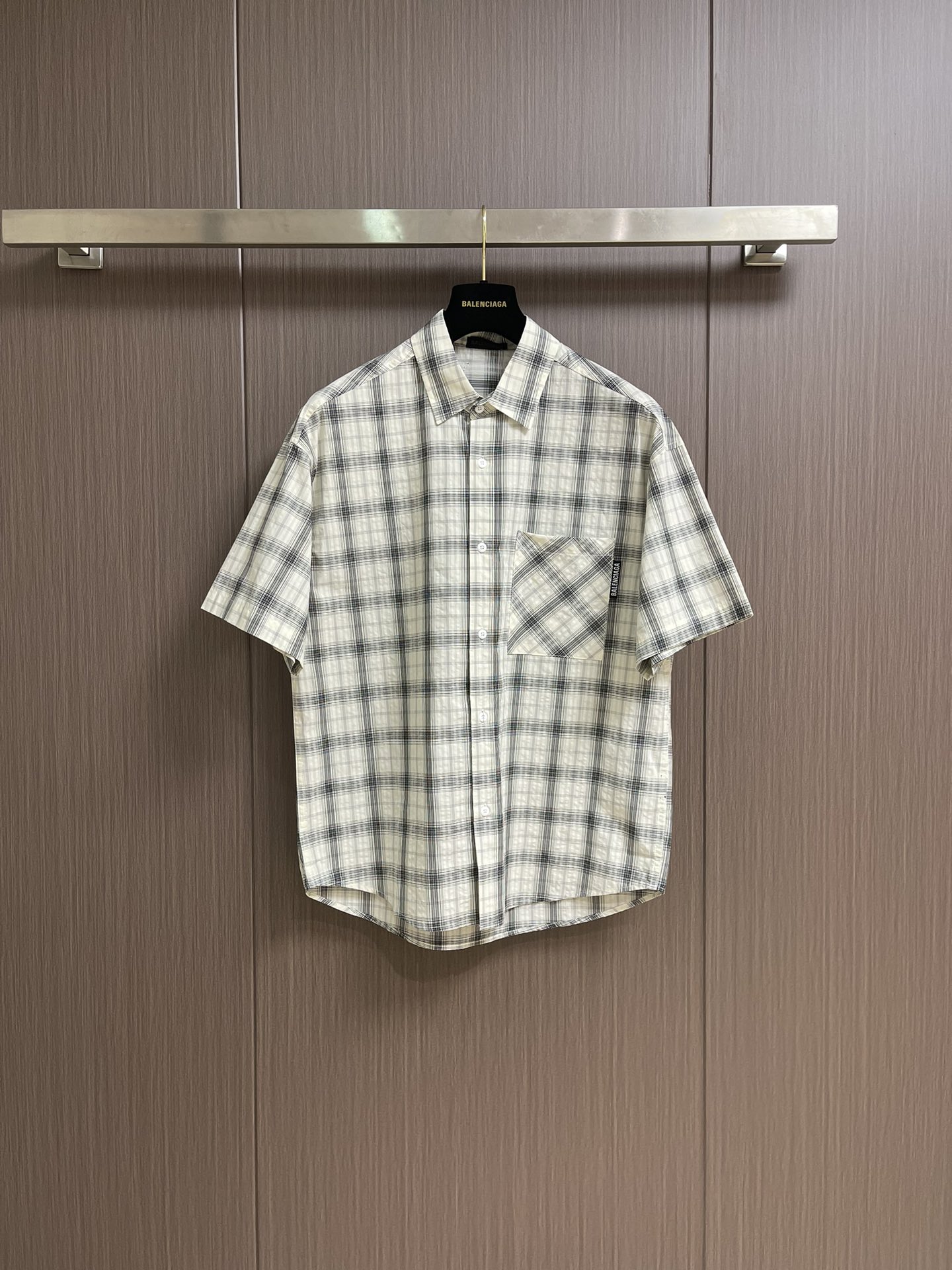 NO:418802,Balenciag 2025ss Spring and Summer New Short-sleeved Shirt, Customized Cotton and Linear Breathable Fabric, Interface Bag Design, Simple and Versatile, Drooping, Not Pilling, Breathable and Comfortable, Details are perfect, Flawless, The upper body is great, versatile and fashionable. Size M-XXL,,balenciaga, Shirts, T-shirt, alexander wang19860909Balenciag 2025ss春夏新款短袖衬衫,定制棉麻透气面料 拼接口袋设计 简单百搭 垂感超好不易褶皱 不起球 透气舒适 细节走线完美无瑕疵 上身效果棒棒哒 百搭又不失时尚感.尺码M-XXL,,balenciaga,shirts,T-shirt,alexander wang,Men's clothing