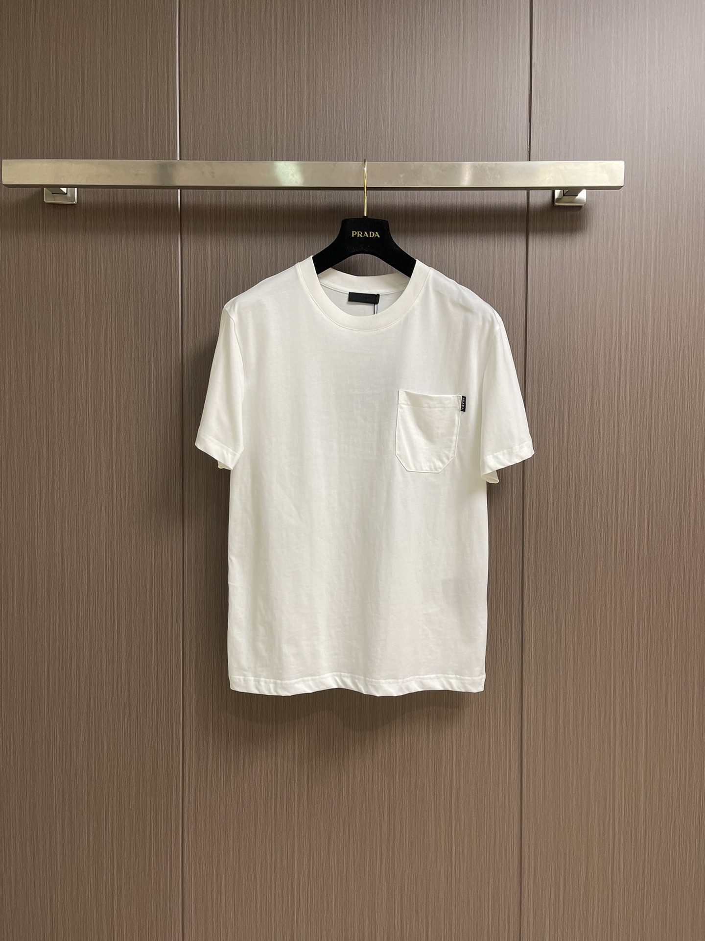 NO:415350,Prada 2025FW spring and summer new round neck base-fitting T-shirt, three-dimensional logo conventional half-sleeved active cotton base T-shirt, with a glutinous and skin-skinned feel, soft and tough. The process, toughness and wrinkle resistance have been greatly improved. The tailoring is very good, the chest logo pocket process is extremely recognizable. The three standards are complete, and the single-wear base must be used. Size M-3XL, prada,tees, t-shirt, alexander wang19860909Prada 2025FW春夏新品圆领打底外穿T恤,立体感logo常规半袖 活性纯棉打底T恤,手感面糯有骨感,柔而有韧性.工艺处理,韧性和抗皱性能得到大幅度提高.剪裁很到位,胸前logo口袋工艺,辨识度极高.三标齐全,单穿打底必备单品.尺码M-3XL,,prada,tees，t-shirt,alexander wang,Men's clothing