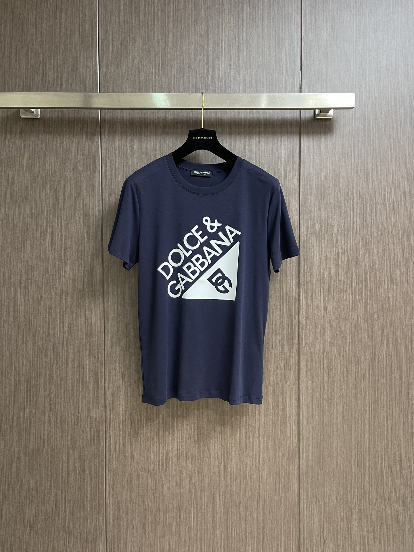 NO:418755,Dolce Gabbana DG 2025ss summer new basic mercerated cotton round neck short-sleeved T-shirt, letters and logo printed casual round neck short-sleeved T-shirt!  Customer-supplied high-end high-density 80 double-strand mercerized cotton fabric, with a soft and delicate texture, which can crush ordinary fabrics on the market at will, with good moisture absorption and breathability, and brings an ultimate comfortable wearing experience to the skin!  The letter logo on the chest is printed with a tight and high-quality print texture, making it more three-dimensional visually, and at the same time brings unquestionable luxury. The basic and conventional solid color round neck style cut is suitable for everyday wear. Size 46-56, Dolce & Gabbana, T-shirt, tees, t-shirt, alexander wang19860909Dolce Gabbana DG 2025ss夏季新款基础丝光棉圆领短袖T恤,字母徽标印花休闲圆领短袖t恤衫！客供进口高支高密80支双股丝光棉面料,软糯细腻的出色质感,可随意碾压市面普通面料,吸湿透气性佳,贴肤带来极致舒适的穿着体验！胸前字母徽标印花标识,印花质感紧密高级,令视觉上更具立体感,同时带来了毋庸置疑的奢华档次,基础常规的纯色圆领版型剪裁,日常单穿内搭皆宜.尺码46-56,,Dolce&Gabbana,T-shirt,tees，t-shirt,alexander wang,Men's clothing