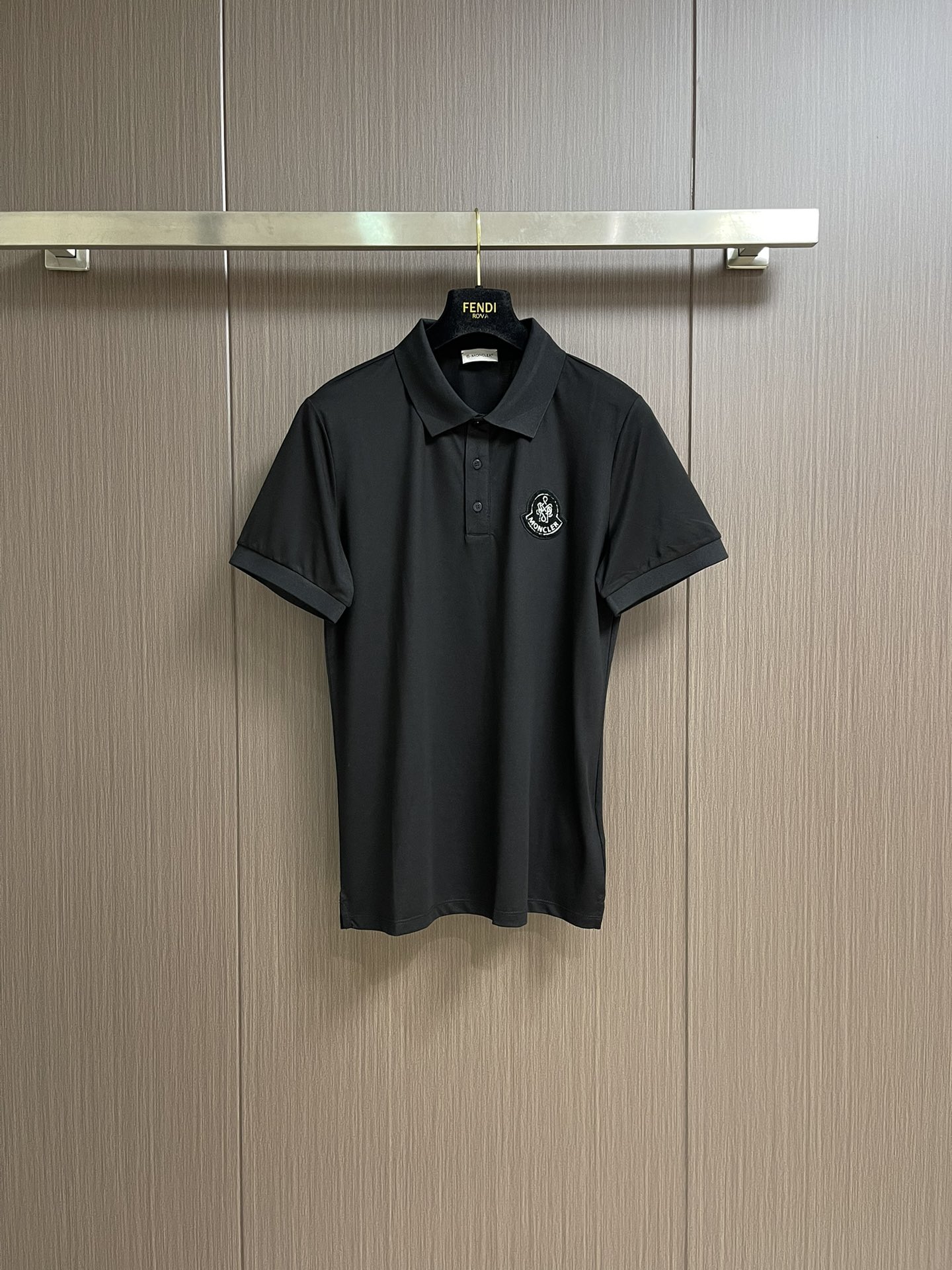 NO:418762,Moncler 2025ss summer new logo short-sleeved POLO!  Brand new imported beaded double mercerized fabric, comfortable and breathable, three-dimensional tailoring and excellent upper body effect, a must-have item for handsome men. Size 48-56, T-shirt, alexander wang19860909Moncler 2025ss 夏季新款logo仔章短袖POLO！全新进口珠地双丝光面料 手感舒适透气,立体剪裁上身效果极佳,型男必备单品.尺码48-56,,T-shirt,alexander wang,Men's clothing