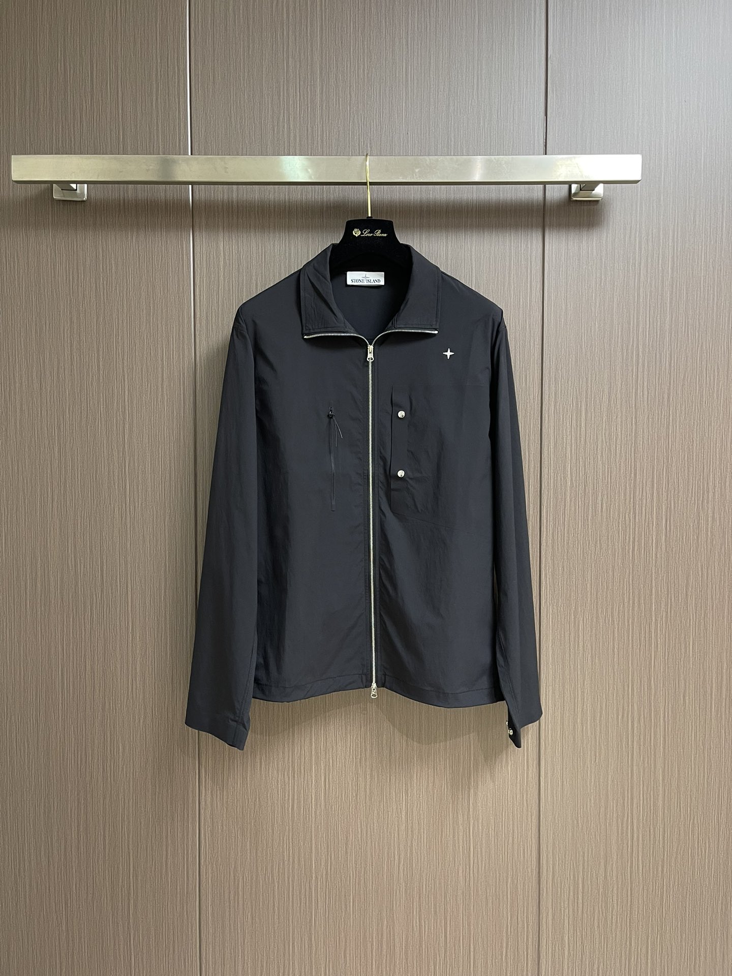 NO:418817,Jackets Stone Island Embroidered logo jacket trousers set, made of customer-supplied fabrics, extremely lightweight, durable and wear-resistant. The fibers are steamed during spinning to obtain a texture comparable to organic fibers. Multiple tooling pockets. Full set of special buttons and hardware accessories. Original YKK zippers. Jacket M-XXL Pants M-3XL,,jackets & coats,jackets & coats,alexander wang19860909夹克 裤子 Stone Island 石头岛刺绣徽标夹克外套长裤套装,采用客供面料以机织纺制而成 极具轻盈 耐用耐磨特性 纺纱过程中纤维经蒸汽处理 从而获得媲美有机纤维的质感多处工装口袋 全套多处专用纽扣以及五金配件 原版YKK拉链. 夹克M-XXL 裤子M-3XL,,jackets & coats,jackets & coats,alexander wang,Men's clothing