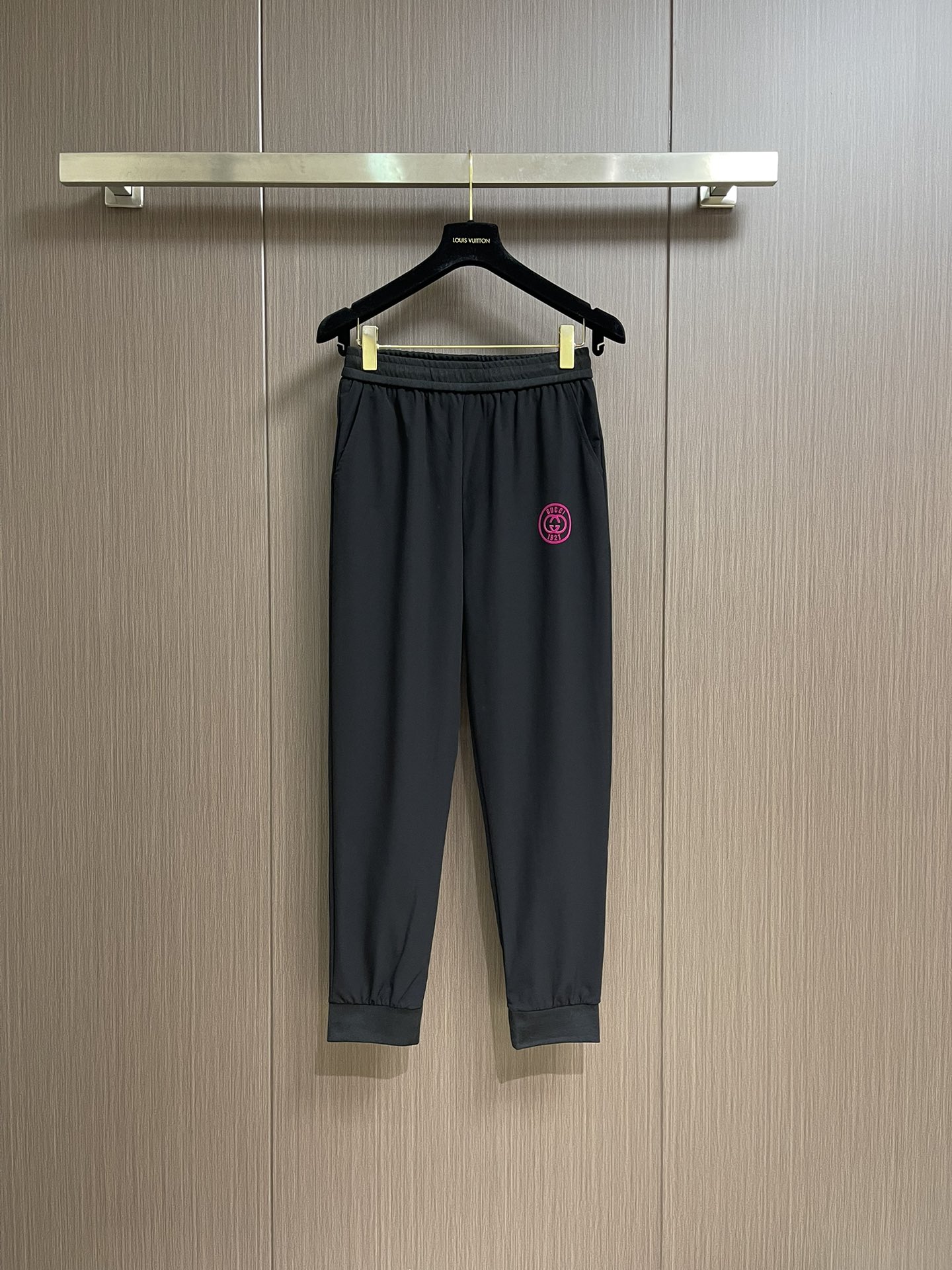 NO:418744,GUCCI 2025SS early spring letter logo printed terry cotton trousers, 25 early spring sports speed feet, comfortable and breathable terry cotton. A couple's item with super high utilization rate, casual and fashionable and sporty style, moderate thickness. It can be worn in spring, autumn and winter!  The overall trousers are not too fancy, classic and trendy. The style is perfectly cut, which is a neat and stylish style, with exquisite and capable sports and casual feel, widened waistline, and the trousers are slimming and covering the flesh. The thighs are embellished with the thighs, which contrasts sharply with the trousers, highlighting the sense of detail and the value of p-p. Size M-3XL, gucci, alexander wang19860909GUCCI 2025SS早春字母标识印花毛圈棉卫裤,25早春运动速脚,舒适透气的毛圈棉.上身利用率超高的情侣款单品,休闲时髦兼具运动风格,厚落适中.春秋冬三季可穿！裤装整体没有太花哨的设计,经典又兼备新潮感style.版型裁剪完美,属于利落有型的款,精致干练的运动休闲感,加宽的腰围,束脚裤版型显瘦又遮肉.大腿处gu字母标识点缀,与裤身形成鲜明对比,突显出细节感与品p价值轻松输出 尺码M-3XL,,gucci,alexander wang,Men's clothing