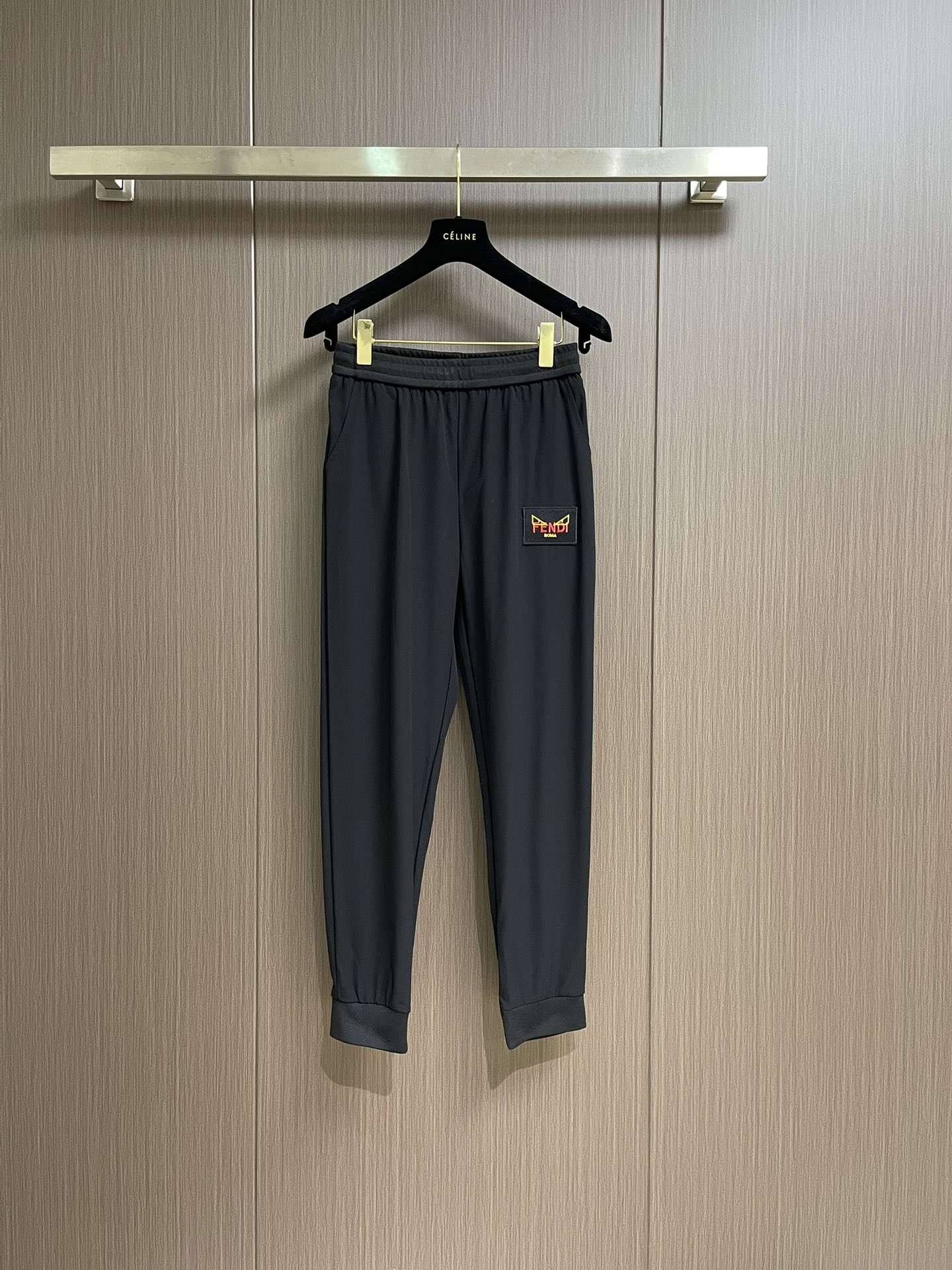 NO:415346,Fendi Little Monster Logo Retro casual pants Sports tie-fitting trousers, using preferred double-strand cotton twill 450g pure cotton fabric, high-end custom brand logo logo logo drawstring head, pants that are not picky for occasions, versatile and closed-eye items, complete 3-marks. Size M-3XL,,fendi,alexander wang19860909Fendi 小怪兽标识复古休闲裤运动束脚卫裤,采用优选双股棉纱斜纹450g纯棉面料,高级定制品牌 logo 标识抽绳头,不挑场合的裤子,百搭闭眼入单品,3标齐全. 尺码M-3XL,,fendi,alexander wang,Men's clothing