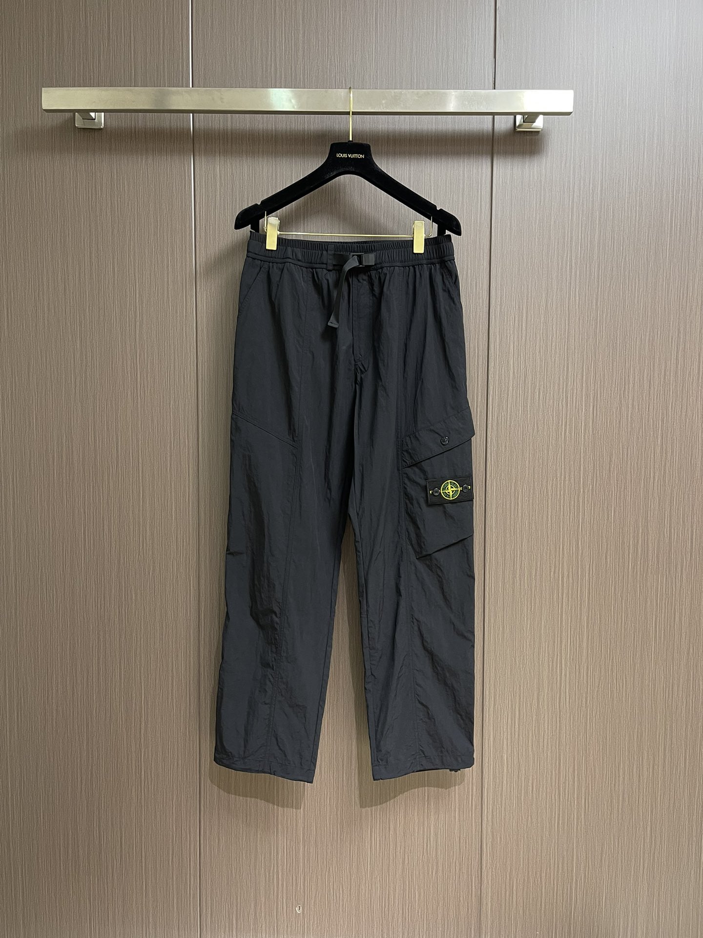 NO:418808,Stone Island Classic Large Pocket Compass Badge Casual Couple Functional Working Pants Ties, Fit-Tong Trousers, Fit-Woman Breathable, Fit-Elastic Belt Drawstring Double Insurance, Very Elastic, Very Humanized and High-end Design, Warm and Comfortable, No Pilling, No Hair Loose, Customized Products are consistent with the original version, Selecting high-density threads, All the details of the whole body are perfect!  The feel and upper body comfort are excellent, and can be easily controlled by both men and women!  Size M-3XL, alexander wang19860909Stone Island 石头岛经典大口袋罗盘徽章休闲情侣机能工装裤束脚长裤,贴身透气,腰部松紧腰带抽绳双保险,弹性非常到位,设计特别人性化而且上档次,保暖舒适,不起球不掉毛,定制品标 与原版一致,甄选紧密度高的螺纹,全身细节无一不完美！手感和上身舒适度超棒,男女皆可轻松驾驭！尺码M-3XL,,alexander wang,Men's clothing