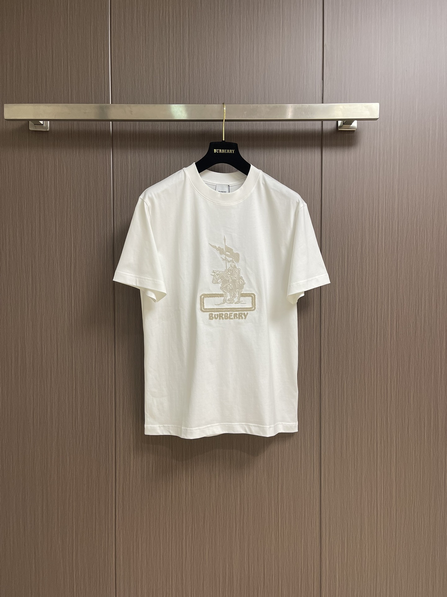 NO:418826,Burberry war horse toothbrush embroidered cotton round neck short-sleeved T-shirt, 2025SS spring and summer limited new style, couples os loose tee, fashionable British style versatile items, basic style, not picky on people on the upper body, showing temperament!  Imported fine imitation cotton fabric, smooth knitted structure, unique garment process is extremely unique and complex, soft and delicate, comfortable and breathable chest, bbr letter embroidered with small letters on the chest, very textured printing technology, the upper body is very classy~ Size M-3XL M-size 67cm long shoulder width 47.5cm bust 104cm L-size 69cm shoulder width 49cm bust 108cm XL-size 71cm shoulder width 50.5cm bust 112cm XXL-size 73cm shoulder width 52cm bust 116cm XXXL-size 75cm shoulder width 53.5cm bust 120cm, burberry, T-shirt,tees, t-shirt,alexander wang19860909Burberry 战马牙刷绣棉质圆领短袖t恤,2025SS春夏限定新款,情侣款os宽松tee,时尚英伦风格的百搭单品,基础款,上身不挑人,很显气质！进口精仿棉面料,平顺的针织构造独特成衣流程极其独特复杂,手感柔软细腻,上身舒适透气胸前bbr字母牙刷绣小标字母点缀,非常有质感的印花工艺上身很显档次～ 尺码M-3XL M码衣长67cm 肩宽47.5cm 胸围104cm L码衣长69cm 肩宽49cm 胸围108cm XL码衣长71cm 肩宽50.5cm 胸围112cm XXL码衣长73cm 肩宽52cm 胸围116cm XXXL码衣长75cm 肩宽53.5cm 胸围120cm,,burberry,T-shirt,tees，t-shirt,alexander wang,Men's clothing