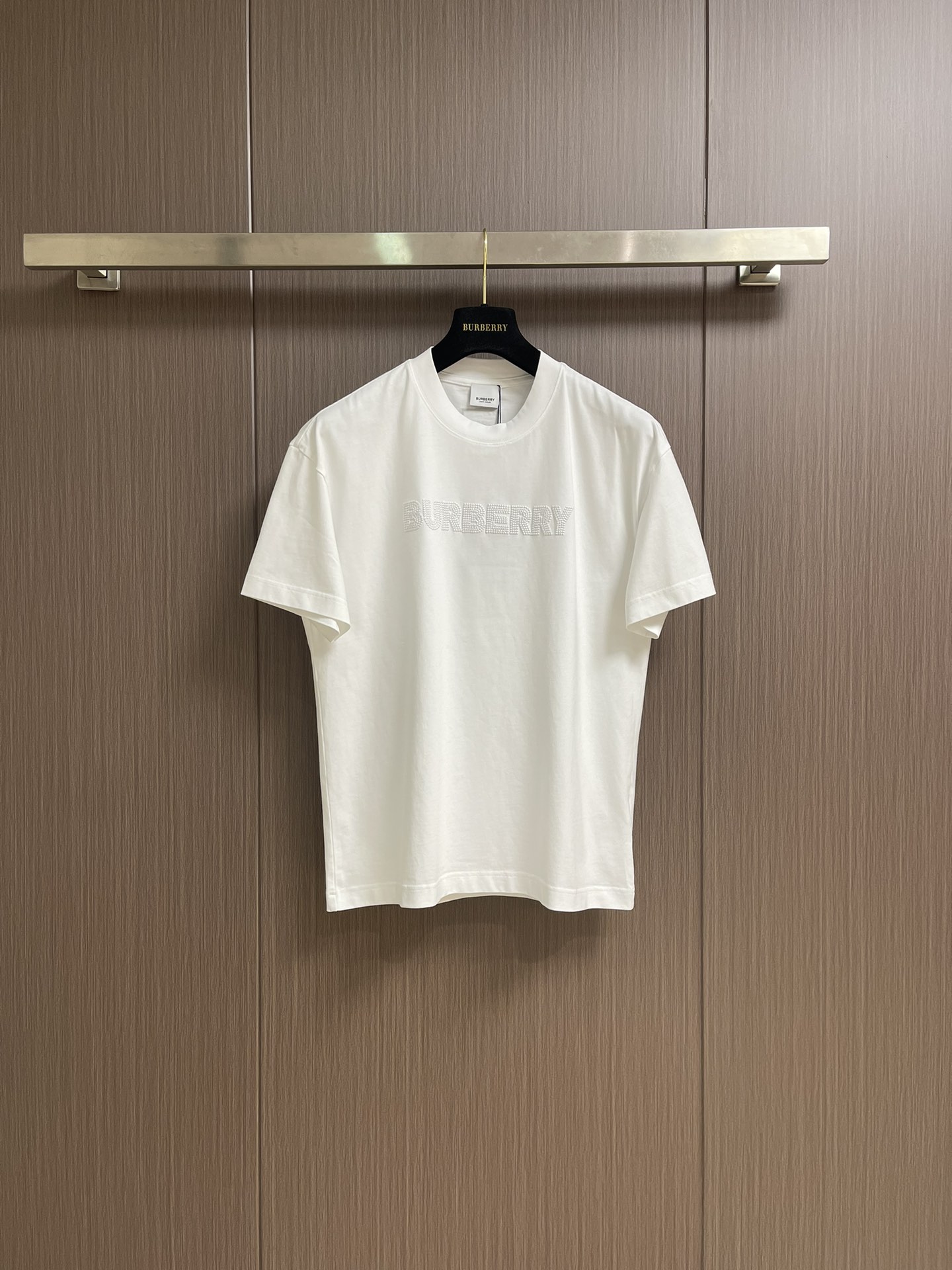 NO:418835,Burberry Toothbrush embroidered logo letter pattern cotton short-sleeved T-shirt, made of flat cotton fabric. It is refined in an Italian workshop and presents a regular style. Decorative brand toothbrush embroidered logo and back letter pattern war horse patch seal. Size M-3XL M-size 67cm long, shoulder width 47.5cm bust 104cm L-size 69cm shoulder width 49cm bust 108cm XL-size 71cm shoulder width 50.5cm bust 112cm XXL-size 73cm shoulder width 52cm bust 116cm XXXL-size 75cm shoulder width 53.5cm bust 120cm, burberry, T-shirt,tees, t-shirt,alexander wang19860909burberry 牙刷绣绣logo字母图案棉质短袖t恤,选用平织棉面料打造.于意大利工坊精制而成,呈现常规版型.装饰品牌牙刷绣徽标和后背字母图案战马贴布仔章.尺码M-3XL M码衣长67cm 肩宽47.5cm 胸围104cm L码衣长69cm 肩宽49cm 胸围108cm XL码衣长71cm 肩宽50.5cm 胸围112cm XXL码衣长73cm 肩宽52cm 胸围116cm XXXL码衣长75cm 肩宽53.5cm 胸围120cm,,burberry,T-shirt,tees，t-shirt,alexander wang,Men's clothing