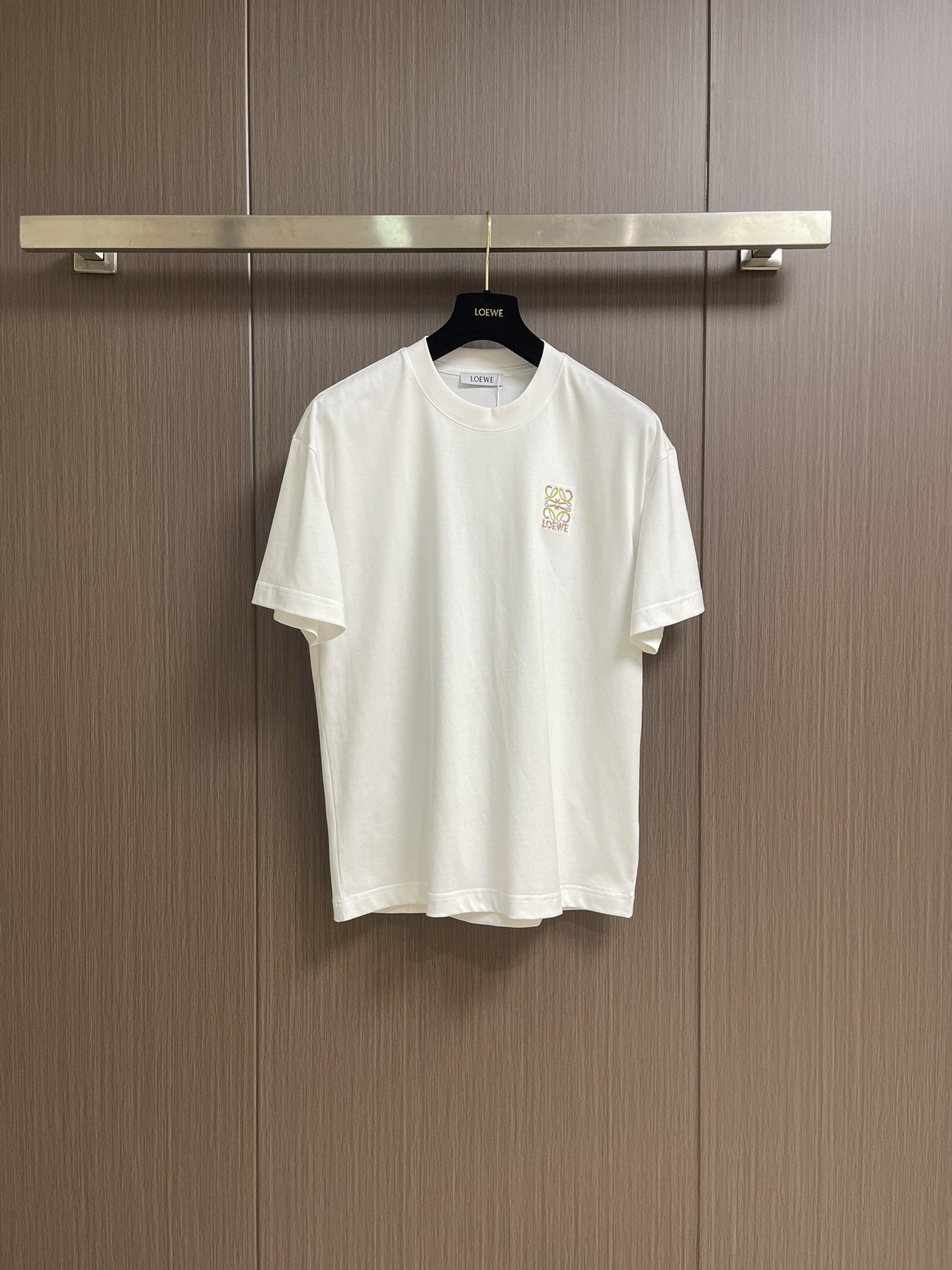 NO:418845,LOEWE 2025SS spring and summer contrast embroidery logo logo round neck T-shirt, imported Tiandao embroidery technology, using 240 grams of double-strand double-yarn cotton fabric, washed and felt more comfortable, specially customized auxiliary materials, same style as men and women. Size M-3XL M-size 67cm long, shoulder width 47.5cm bust 104cm L-size 69cm shoulder width 49cm bust 108cm XL-size 71cm shoulder width 50.5cm bust 112cm XXL-size 73cm shoulder width 52cm bust 116cm XXXL-size 75cm shoulder width 53.5cm bust 120cm, loewe,tees,t-shirt,alexander wang19860909LOEWE 2025SS春夏撞色刺绣logo标识圆领T恤,进口田岛刺绣工艺,采用240克双股双纱全棉面料,经过洗水处理,手感更加舒适,专门定制辅料,男女同款.尺码M-3XL M码衣长67cm 肩宽47.5cm 胸围104cm L码衣长69cm 肩宽49cm 胸围108cm XL码衣长71cm 肩宽50.5cm 胸围112cm XXL码衣长73cm 肩宽52cm 胸围116cm XXXL码衣长75cm 肩宽53.5cm 胸围120cm,,loewe,tees，t-shirt,alexander wang,Men's clothing