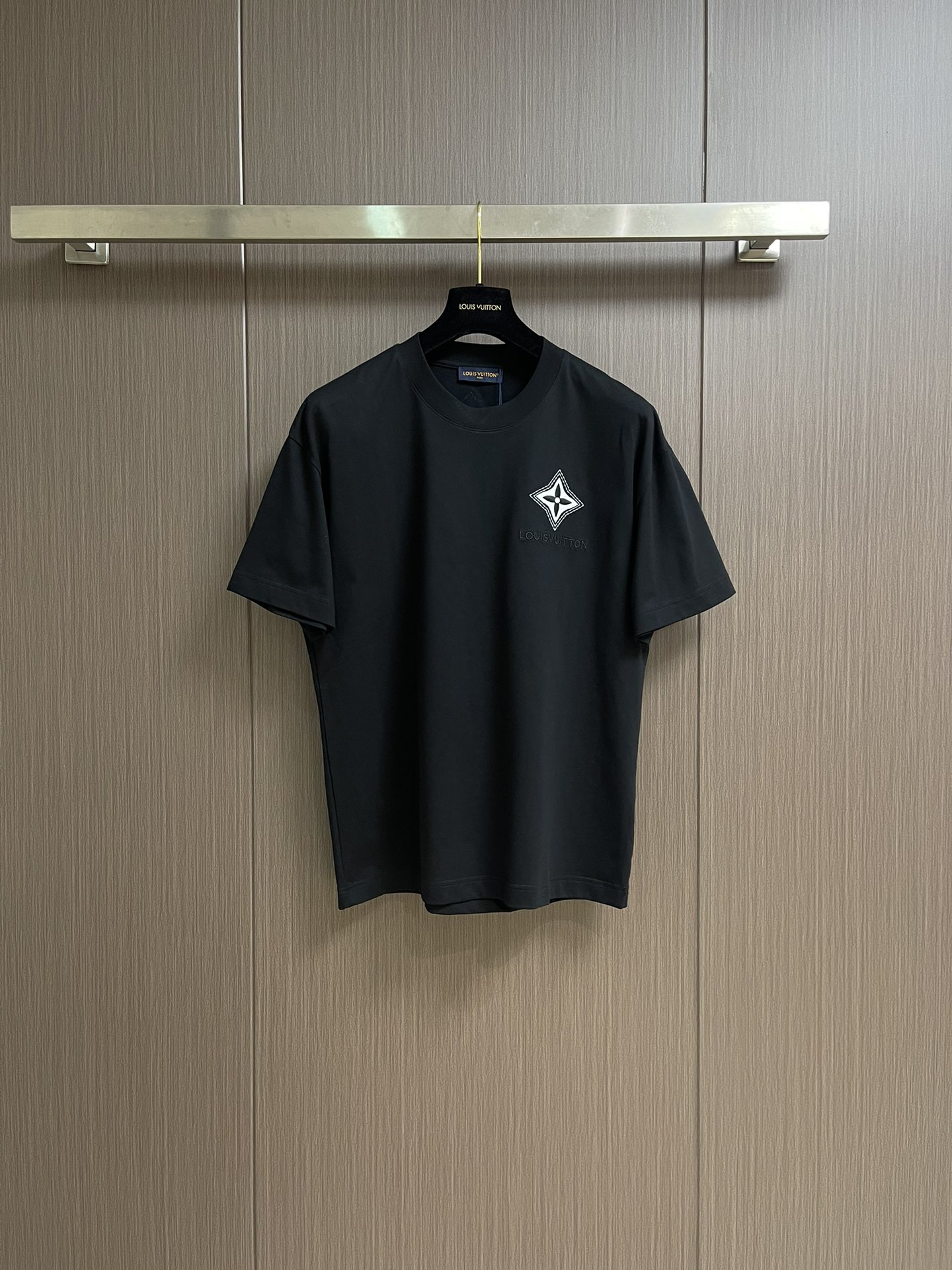 NO:418854,LV 2025ss new embroidered logo round neck T-shirt, using organic cotton embroidery fabric and textured damier jacquard, decorated with embroidery logo, including a 1V badge on the chest. This item is very summer activity, adding exquisite embellishment to casual styles. Size M-3XL M-size 67cm long, shoulder width 47.5cm bust 104cm L-size 69cm shoulder width 49cm bust 108cm XL-size 71cm shoulder width 50.5cm bust 112cm XXL-size 73cm shoulder width 52cm bust 116cm XXXL-size 75cm shoulder width 53.5cm bust 120cm,,louis vuitton,tees,t-shirt,alexander wang19860909LV 2025ss新款刺绣标识圆领T恤,采用有机棉凸纹面料和纹理damier 提花,饰有刺绣标志,包括胸前绣1v徽章.这款单品非常夏天活动,为休闲款式增添了精致的点缀.尺码M-3XL M码衣长67cm 肩宽47.5cm 胸围104cm L码衣长69cm 肩宽49cm 胸围108cm XL码衣长71cm 肩宽50.5cm 胸围112cm XXL码衣长73cm 肩宽52cm 胸围116cm XXXL码衣长75cm 肩宽53.5cm 胸围120cm,,louis vuitton,tees，t-shirt,alexander wang,Men's clothing