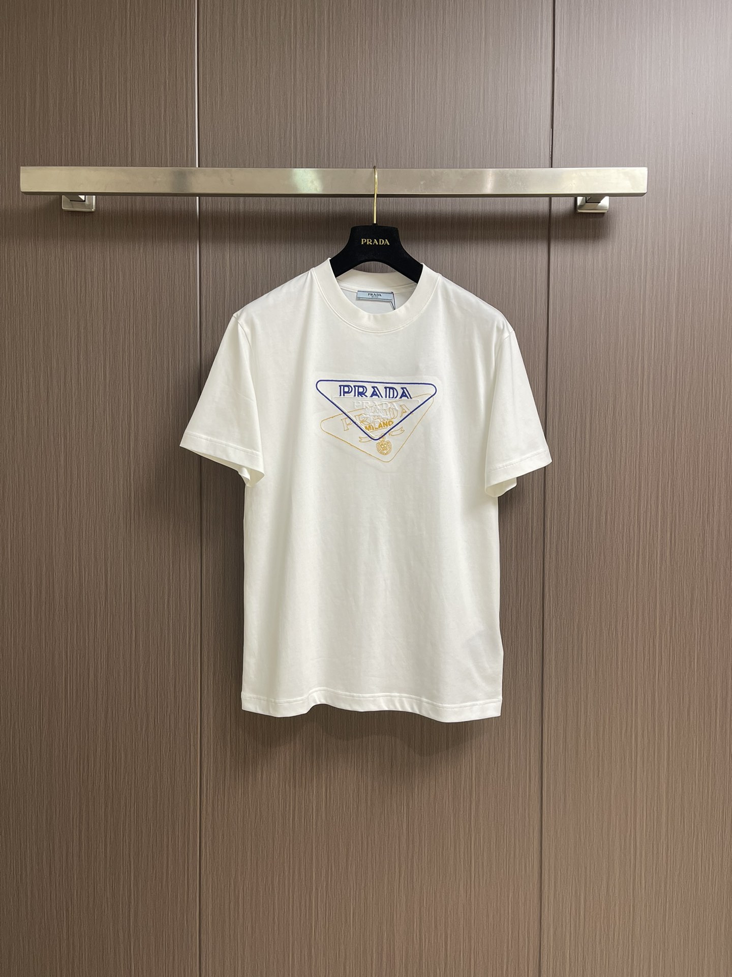 NO:418863,Prada 2025SS early spring new men's round neck short-sleeved T-shirt with embroidered logo design, customized original imported fabric, skin-friendly and comfortable to wear, the fabric is soft and breathable, and it feels very delicate to the touch. The inner part is all made of single-needle edge locking process!  It can ensure that the dress does not deform!  Decent cut, without any restraint. Size M-3XL M-size clothes 67cm long, shoulder width 47.5cm bust 104cm L-size clothes 69cm shoulder width 49cm bust 108cm XL-size clothes 71cm shoulder width 50.5cm bust 112cm XXL-size clothes 73cm shoulder width 52cm bust 116cm XXXL-size clothes 75cm shoulder width 53.5cm bust 120cm,,prada,T-shirt,tees,t-shirt,alexander wang19860909Prada 2025SS早春新款男士圆领短袖T恤 刺绣logo设计,定制原版进口面料,穿着亲肤舒适 面料柔软透气摸上去非常细腻的感觉.内里全部采用单针锁边工艺！能够确保穿着不变形！裁剪得体,没有任何束缚感.尺码M-3XL M码衣长67cm 肩宽47.5cm 胸围104cm L码衣长69cm 肩宽49cm 胸围108cm XL码衣长71cm 肩宽50.5cm 胸围112cm XXL码衣长73cm 肩宽52cm 胸围116cm XXXL码衣长75cm 肩宽53.5cm 胸围120cm,,prada,T-shirt,tees，t-shirt,alexander wang,Men's clothing