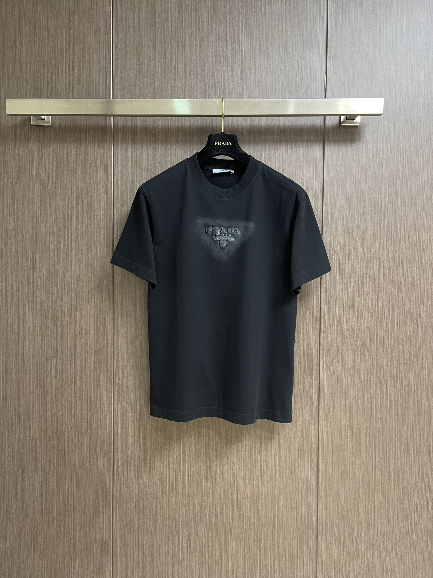 NO:418871,Prada 2025ss three-dimensional embroidered letter short-sleeved T-shirt, using 32s double-stranded combed cotton fabric, the ready-to-wear weighs 260g. With a basic pragmatic style, the pursuit of exploration can optimize the cutting of human body lines, achieving the most classic simple and versatile needs. The chest logo is natural and full, three-dimensional, smooth, and comfortable on the upper body. Size M-3XL M-size clothes 67cm long, shoulder width 47.5cm bust 104cm L-size clothes 69cm shoulder width 49cm bust 108cm XL-size clothes 71cm shoulder width 50.5cm bust 112cm XXL-size clothes 73cm shoulder width 52cm bust 116cm XXXL-size clothes 75cm shoulder width 53.5cm  Bust 120cm, prada, T-shirt,tees, t-shirt,alexander wang19860909Prada 2025ss 立体刺绣字母短袖T恤,采用32s双股精梳棉面料,成衣克重达260g.以基础实用主义风格,追求探索可优化人体身形线条的裁剪,实现最经典的简约百搭需求.胸前logo自然饱满,立体感十足,手感爽滑,上身亲肤舒适.尺码M-3XL M码衣长67cm 肩宽47.5cm 胸围104cm L码衣长69cm 肩宽49cm 胸围108cm XL码衣长71cm 肩宽50.5cm 胸围112cm XXL码衣长73cm 肩宽52cm 胸围116cm XXXL码衣长75cm 肩宽53.5cm 胸围120cm,,prada,T-shirt,tees，t-shirt,alexander wang,Men's clothing