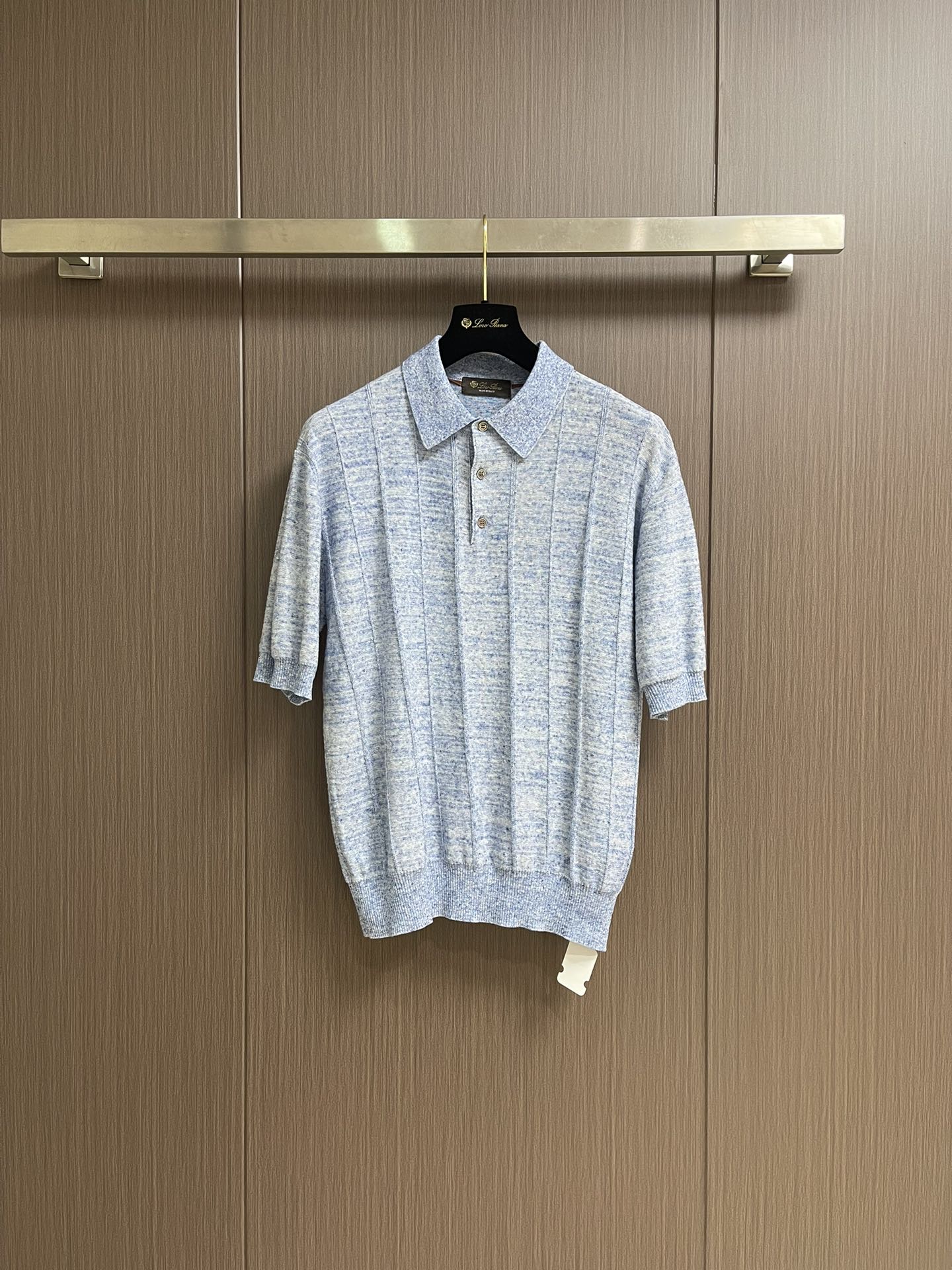 NO:418774,LP LORO PIANA 大子公司用漫用漫用漫用漫 POLO, this fabric has the health and skin-friendly characteristics of natural materials and the practical performance of synthetic fibers. The lapel design is classic and versatile, and it will not be too exaggerated or too conservative. The sleeve length is moderate, and the slightly enlarged cuffs add a bit of lazy and casual feeling, which is especially suitable for casual and daily wear. Size S-M-L, loro piana, loro piana, T-shirt, alexander wang19860909LP LORO PIANA 诺悠翩雅亚麻桑蚕丝短袖针织POLO,这款面料既有天然材质的健康亲肤特性,又有合成纤维的实用性能.翻领设计设计既经典又百搭,不会过于夸张也不会太过保守.袖长适中,微微放大的袖口增添了几分慵懒随性的感觉,特别适合休闲日常穿搭.尺码S-M-L,,loro piana,loro piana,T-shirt,alexander wang,Men's clothing