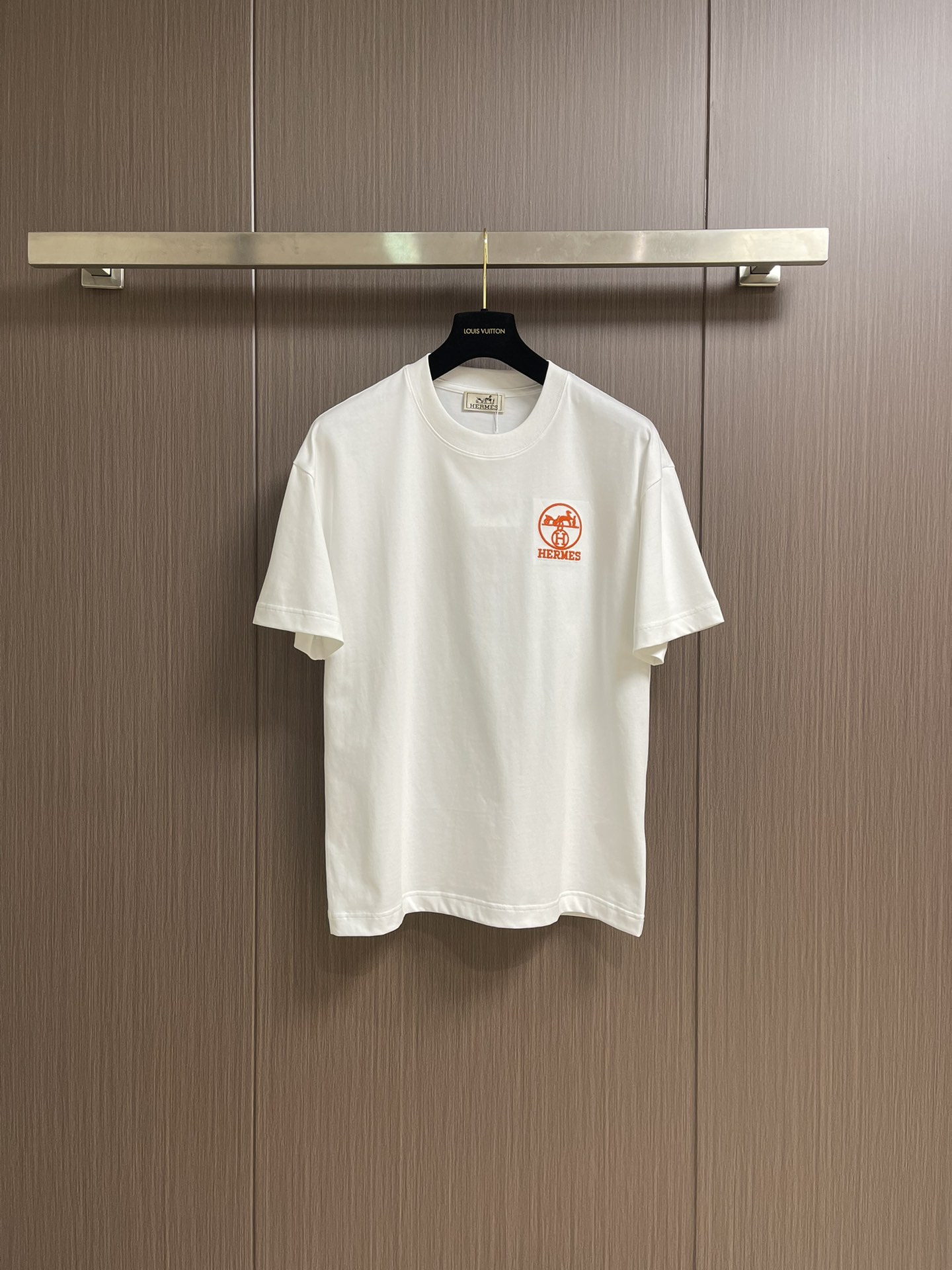 NO:418879,Hermes 2025SS early spring new men's short-sleeved embroidered printed T-shirt, this fabric uses customized special curved bead mercerized fabric, sweat-absorbing, breathable, soft and comfortable overall, classic and durable, and the fitting style is suitable for Asian body shape. Size M-3XL M-size 67cm long, shoulder width 47.5cm bust 104cm L-size 69cm shoulder width 49cm bust 108cm XL-size 71cm shoulder width 50.5cm bust 112cm XXL-size 73cm shoulder width 52cm bust 116cm XXXL-size 75cm shoulder width 53.5cm bust 120cm, hermes, hermes, T-shirt,tees, t-shirt,alexander  wang19860909Hermes 爱马仕 2025SS早春新款男士短袖刺绣印花t恤,这款面料采用定制特种曲珠丝光面料 吸汗透气柔软舒适整体,设计经典且耐看,合身版型适合亚洲身形.尺码M-3XL M码衣长67cm 肩宽47.5cm 胸围104cm L码衣长69cm 肩宽49cm 胸围108cm XL码衣长71cm 肩宽50.5cm 胸围112cm XXL码衣长73cm 肩宽52cm 胸围116cm XXXL码衣长75cm 肩宽53.5cm 胸围120cm,,hermes,hermes,T-shirt,tees，t-shirt,alexander wang,Men's clothing