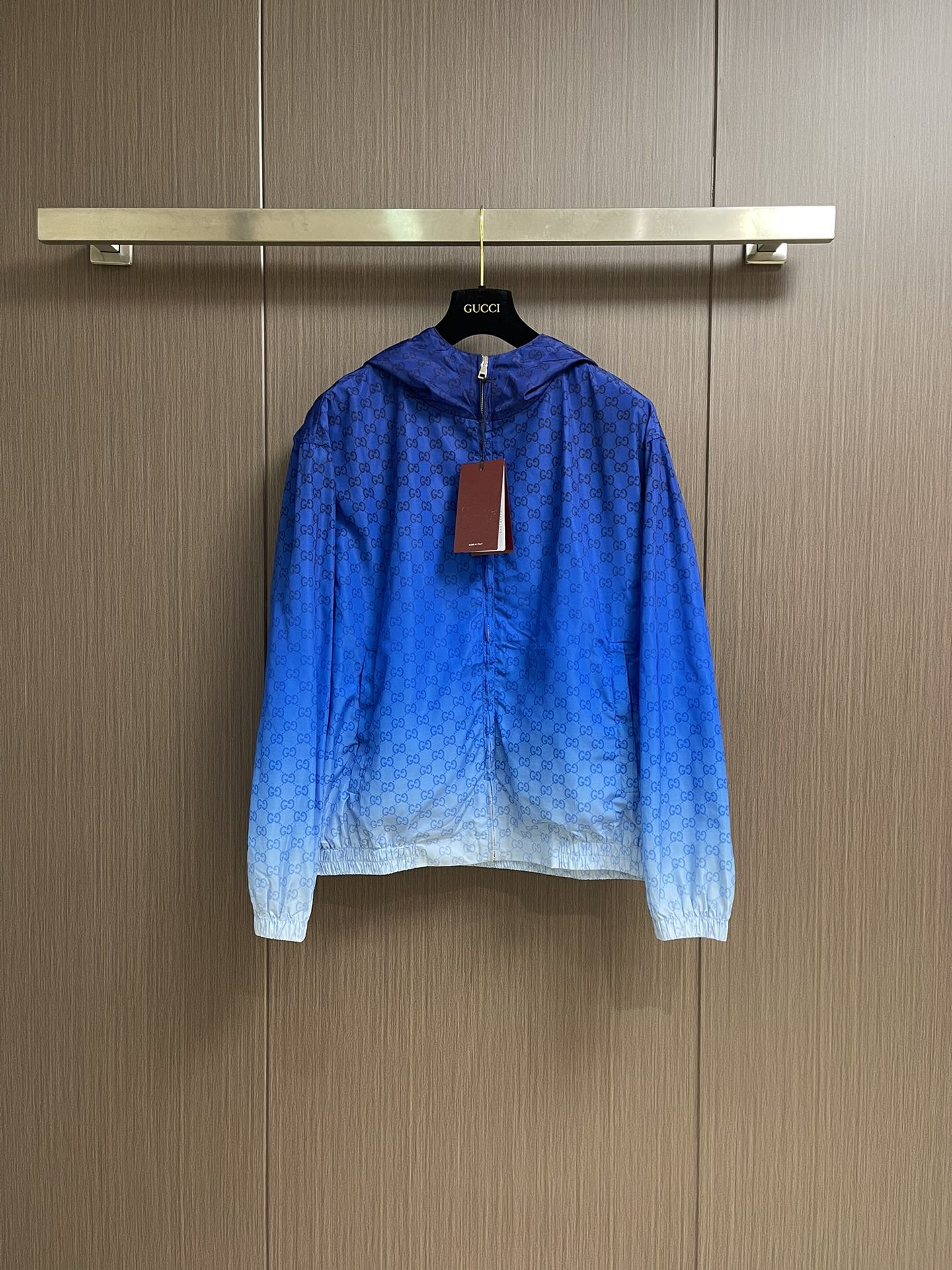 NO:418820,GUCCI 2025ss early autumn new hooded zipper jacket, the brand presents a variety of gradient color matching, highlighting the texture of the fabric and recognizable GG pattern. This foldable hooded jacket is made of gradient blue technology polyester fiber poplin fabric, decorated with GG prints throughout!  Size S-XL, gucci, jackets & coats, jackets & coats, hats, alexander wang19860909GUCCI 2025ss早秋新款连帽拉链外套,品牌呈现多款渐变色配色,凸显面料质感和颇具辨识度的GG图案.这款可折叠连帽夹克采用渐变蓝科技聚酯纤维府绸面料打造,饰通体GG 印花！尺码S-XL,,gucci,jackets & coats,jackets & coats,hats,alexander wang,Men's clothing