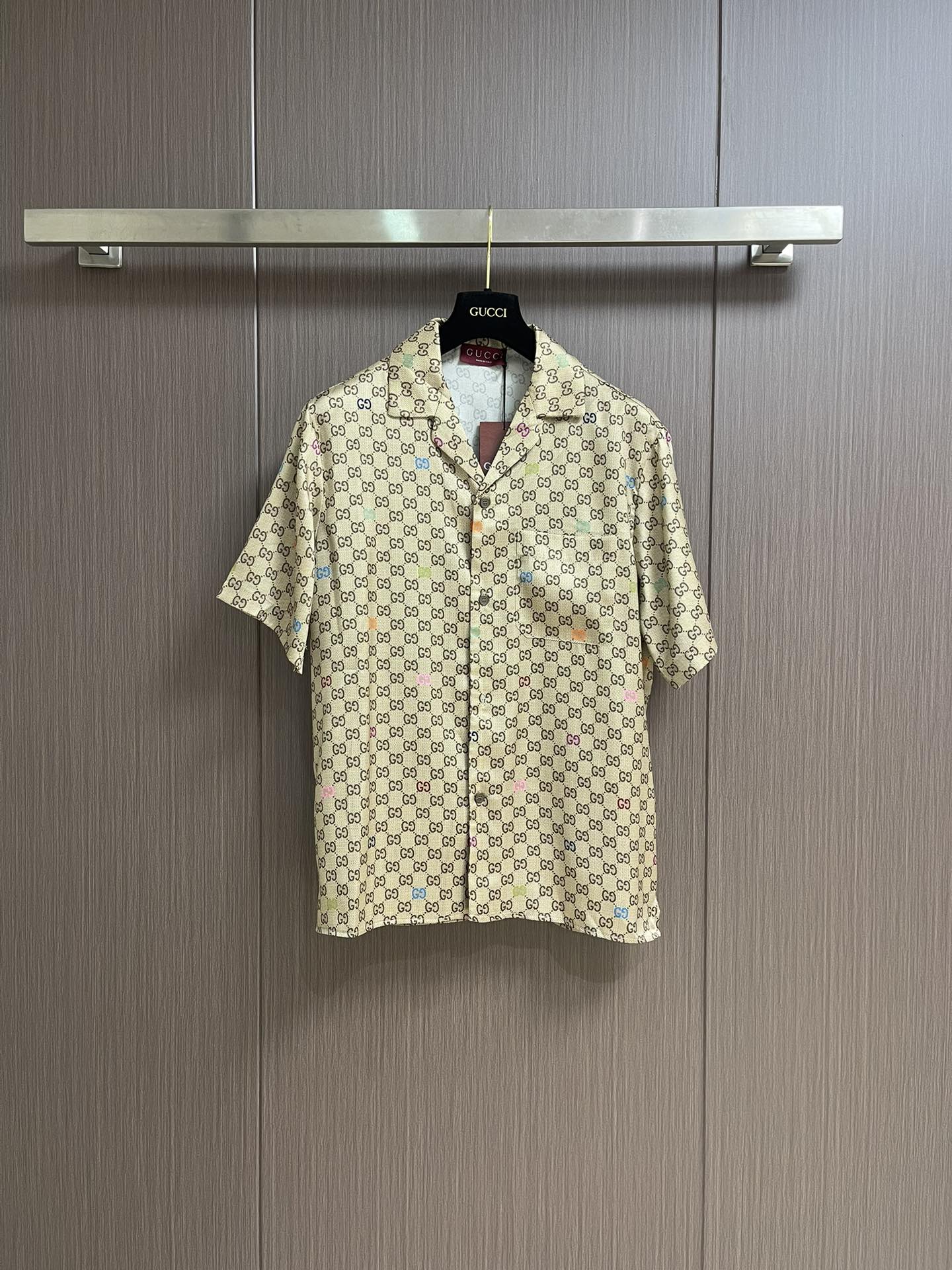 NO:418799,GUCCI 2025ss early autumn series short-sleeved shirts, ingeniously integrated with contrasting color double G brand logo, adding color to casual silhouettes and creating an ideal Shanghai style outfit. This shirt is made of beige and dark brown technology poplin, ingeniously embellishing the whole GG print. Size S-XL, gucci,shirts, T-shirt, alexander wang19860909GUCCI 2025ss早秋系列短袖衬衫,匠心融蕴撞色双G品牌标识,为休闲廓形添姿加彩,缔造理想海派穿搭单品.这款衬衫以米色和深棕色科技府绸打造,匠心缀饰通体GG印花.尺码S-XL,,gucci,shirts,T-shirt,alexander wang,Men's clothing