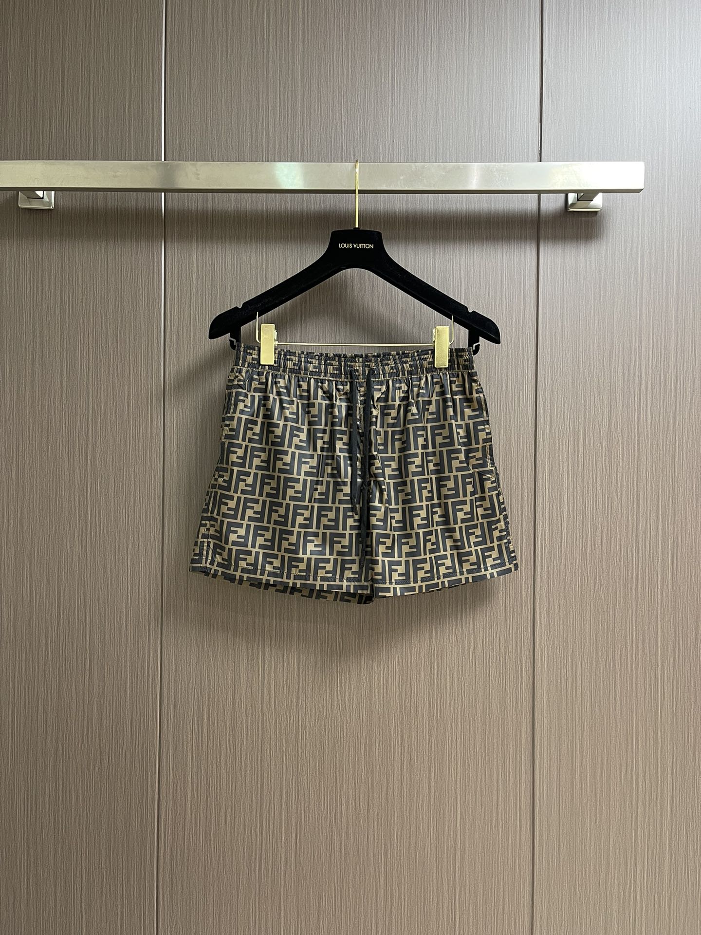 NO:418766,FENDI 2025SS spring and summer new beach pants, five-point shorts!  Fine workmanship, original hardware, selected high-quality polyester fiber fabrics, delicate feel, essential items in summer, super handsome upper body effect. Size S-XL, fendi, shorts, alexander wang19860909FENDI 2025SS春夏季新款沙滩裤,五分短裤！做工精细,原版五金 精选优质聚酯纤维面料、手感细腻,夏季必备单品、上身效果超帅气.尺码S-XL,,fendi,shorts,alexander wang,Men's clothing