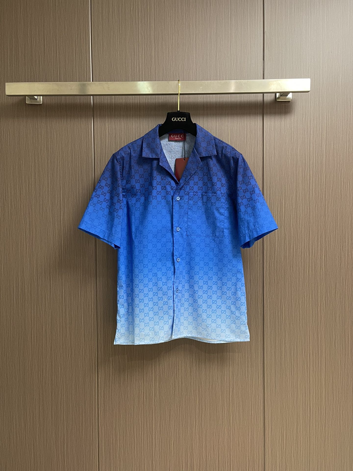 NO:418811,Tops, shorts, GUCCI 2025ss Spring and Summer New Short Sleeve Shirt Shorts Set, the brand Zhenxincheng offers a variety of gradient color matching, aiming to highlight the texture of the fabric and the recognizable GG pattern. This bowling shirt is made of gradient blue cotton poplin, with ingenious embellishment of the whole GG print. Size S-XL, gucci, shorts, shirts, T-shirt, alexander wang19860909上衣 短裤 GUCCI 2025ss春夏新款短袖衬衫短裤套装,品牌臻心诚献多款渐变色配色,意在凸显面料质感和颇具辨识度的GG图案.这款保龄球衫以渐变蓝色棉府绸打造,匠心缀饰通体GG印花.尺码S-XL,,gucci,shorts,shirts,T-shirt,alexander wang,Men's clothing