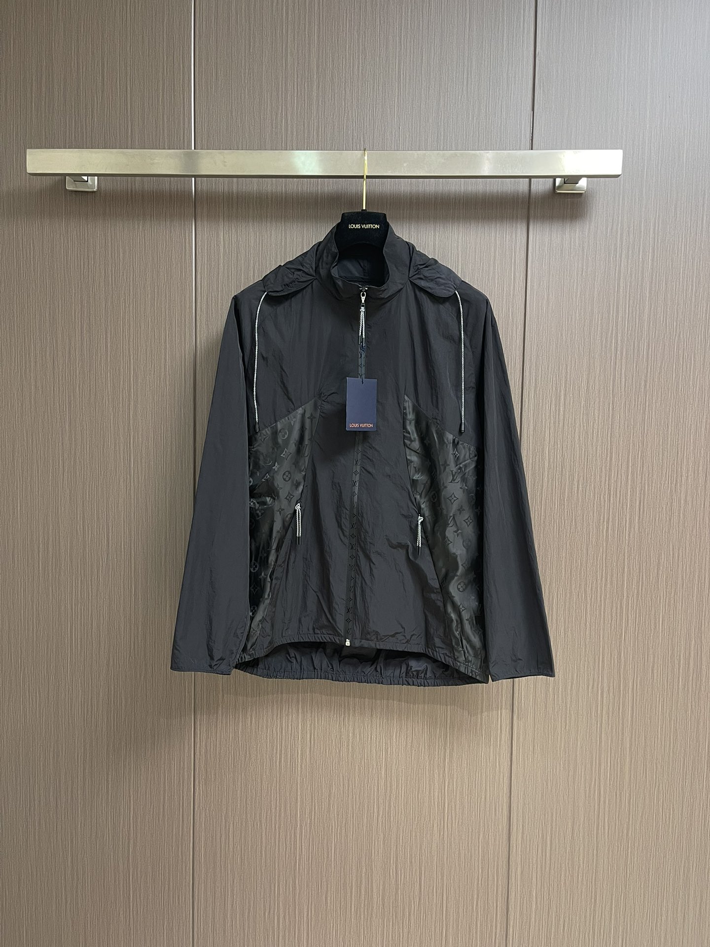 NO:418783,LV 2025ss Spring and Summer New Hooded Sunscreen Clothes, imported light and thin sunscreen material, breathable and comfortable, decorated with the following pendulum elastic adjustment design, adding layered style, splicing jacquard dark pattern logo and back letter embellishment, highlighting the brand tone. Drawstring presbyterian leather logo illuminates details, and the outfit is brilliant and fashionable. Size S-XL 36-38-40-42,,louis vuitton,hats,alexander wang19860909LV 2025ss春夏新款连帽防晒衣,进口轻薄防晒材质,透气舒适,饰以下摆松紧调节设计,增添造型层次感,拼接提花暗纹徽标与后背字母点缀,彰显品牌调性 抽绳老花皮标点亮细节,穿搭出彩时髦.尺码S-XL 36-38-40-42,,louis vuitton,hats,alexander wang,Men's clothing