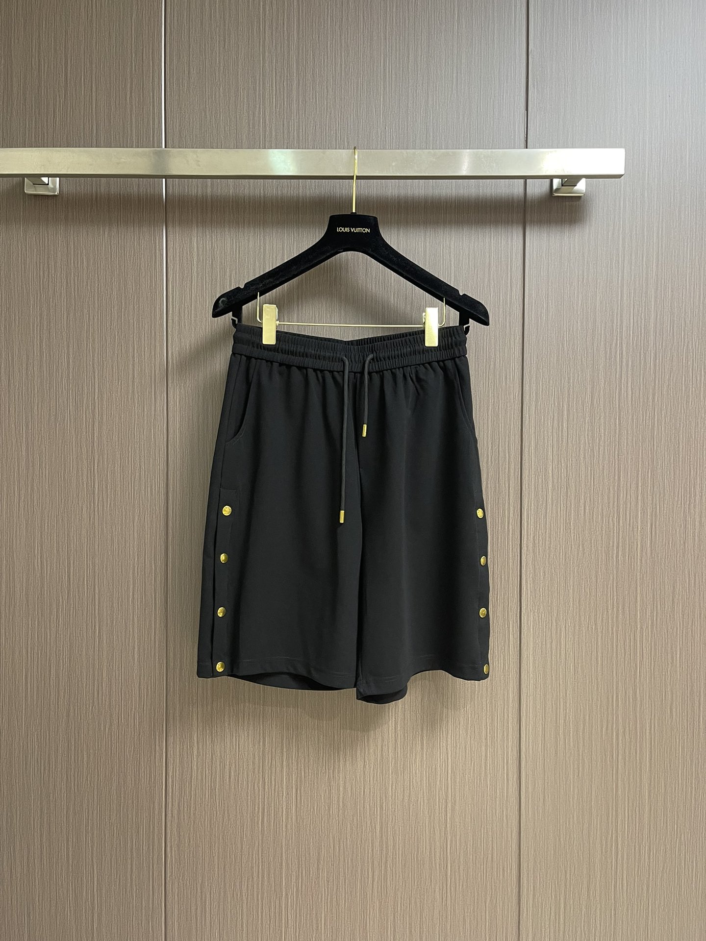 NO:418694,moncler 2025SS summer new metal rivet fusion label casual shorts, high-end customized breathable fabric, extremely breathable elastic and comfortable, unique design of side buttons, using imported high-end custom imported silk thread with first-class feel!  Size M-3XL, shorts, alexander wang19860909moncler 2025SS夏季新款金属铆钉融合贴标休闲短裤,高级定制透气面料,透气弹力舒适度极高,侧边纽扣独特设计,采用进口高端订制进口丝线手感一流！尺码M-3XL,,shorts,alexander wang,Men's clothing