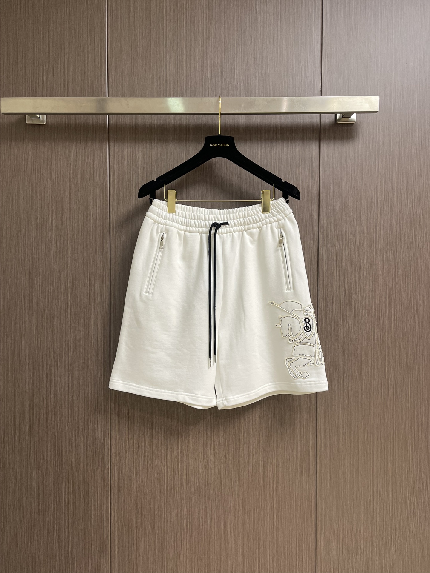 NO:437450,Burberry cotton patch embroidered war horse logo pattern shorts, light flip cotton fabric, with cotton fiber as the main raw material, the front is a smooth cotton surface, and the other side is fleece-tight, forming a delicate fleece surface, which is breathable, hygroscopic and soft. The waist is designed with elastic band, and is adjusted with drawstring. The waist elastic band is sewn with rubber car, with tight lines, making it more firm, flat and beautiful, while taking into account good elasticity. Pockets are provided on both sides, and the pockets are reinforced by knotting. The edges of the rear patch pocket are sewn on the breech position by three-needle and four-line process, which enhances visual aesthetics and durability. Size M-XXL, burberry, shorts, alexander wang19860909Burberry 棉质贴布刺绣战马徽标图案短裤,选用轻盈的翻面绒棉质面料,以棉纤维为主要原料,正面是光滑的棉质表面,另一面经过起绒处理,形成细腻的绒毛表面,具有透气性,吸湿性和柔软性.腰部采用松紧带设计,搭配抽绳调节,运用橡筋车缝合腰部松紧带,线距紧密,使其更加牢固、平整和美观同时兼顾良好的弹性.两侧设有口袋,运用套结工艺加固袋口.后贴袋边缘处运用嵌车三针四线工艺缝制于臀位之上,强化视觉美观度和耐用性,尺码M-XXL,,burberry,shorts,alexander wang,Men's clothing