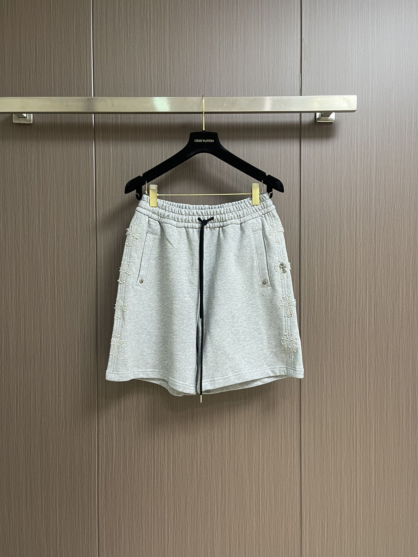 NO:437455,CH Croxin 2025ss combed cotton straight-tube casual shorts, selected customers to supply imported cotton knitted materials, made of high-density fabrics, the upper body is very comfortable, the touch is delicate and soft, and the excellent natural breathability brings a better dressing experience. The anti-wrinkle and wear resistance is self-evident, and the moisture absorption is also very good!  The slight elasticity makes the overall touch more comfortable, without any discomfort, and the feeling of relaxation and freedom is really great!  The loose straight style is comfortable to wear, the upper body is crisp and stylish, the drawstring is elastic and can be adjusted freely, it is very inclusive, durable, and has higher quality!  Size M-XXL, chrome hearts, shorts, alexander wang19860909CH 克罗心2025ss精梳全棉直筒休闲短裤,甄选客供进口全棉针织料,高密度织物制作而成,上身很舒适,触感细腻柔软,卓越的天然透气性带来更好的穿衣体验,抗皱耐磨性能不言而喻,吸湿性也是非常的赞！微微的弹性更是让整体的触感更加的舒适,没有任何不适感,轻松自在的感觉真的很棒！宽松直筒的版型,穿着舒适上身挺括有型,抽绳松紧腰可自由调节大小,包容性很大,经久耐用,品质更高！尺码M-XXL,,chrome hearts,shorts,alexander wang,Men's clothing