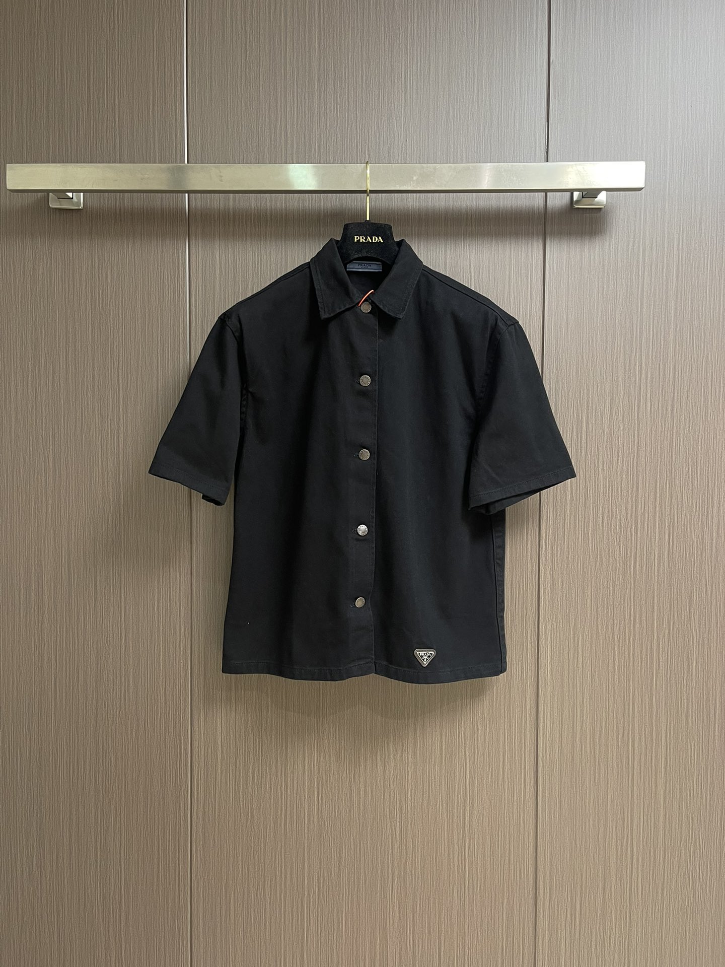 NO:487946,Prada SS logo denim shirt, custom velvet high-density phantom twill satin, wash tannins as canvas, prioritize positioning of the spray horse slip, then rub the gradient effect by hand, use spray gun to spray the reagent solution accurately on the specified position on the shirt according to the design requirements, let the reagent react chemically with the fabric, form a gradual gradient effect, and finally boil and reinforce the color again, track the original color system to make a green and warm dye cover, give priority to the original color and fabric material, select the special green and warm dye dye, and heat it to the appropriate temperature for immersion and dyeing. Finally, the color cover is implemented, the overall line is straight and delicate, the fabric is comfortable and soft, and the color is consistent and has no color difference. It can be matched with the same style to create a fashionable look, control various occasions, customize auxiliary materials, complete three standards, the same style for men and women!  Size 40-42-44-46 S-XL, prada,shirts,alexander wang19860909Prada SS徽标牛仔衬衫,定制臻绒高密幻影斜纹缎 以水洗单宁为画布 优先定位喷马溜再通过手搓出渐变效果 使用喷枪将试剂溶液按照设计要求精确地喷到衬衫上的指定位置 让试剂与布料发生化学反应 形成循序渐进的渐变效果 最终再水煮加固色 跟踪原版色系做碧温染套色 优先根据原版色彩和面料材质 选择特制的碧温染染料 再加热至适宜温度 做浸染处理 最终进行套色实施,整体走线平直细腻,面料舒适柔软,颜色一致无色差 能与同款搭配营造时尚造型,驾驭各种场合,定制辅料,三标齐全,男女同款！尺码40-42-44-46 S-XL,,prada,shirts,alexander wang,Men's clothing