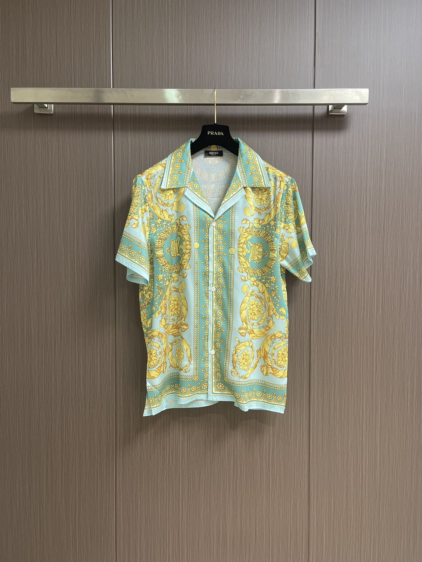 NO:456997,VERSACE short-sleeved shirt with silk gold flower green printed pattern is ingeniously made of silk fabric. The fabric is comfortable and soft, skin-friendly and breathable, and has good sweat absorption effect. The whole body is decorated with the same color pattern printed pattern, Baroque print short-sleeved lapel, front button opening and closing, which can be matched with multiple types of clothing to create a fashionable look, customized auxiliary materials, complete three standards, the same style for men and women!  Size 46-52, versace, versace,shirts, T-shirt, real silk, alexander wang19860909VERSACE 范思哲真丝金花绿印花图案短袖衬衫,采用真丝面料匠心制作,面料舒适柔软,亲肤透气,吸汗效果佳,全身饰有同系配色花纹印花图案,巴洛克版画短袖翻领,正面纽扣开合,能与多类型服饰搭配营造时尚造型,定制辅料,三标齐全,男女同款！尺码46-52,,versace,versace,shirts,T-shirt,real silk,alexander wang,Men's clothing