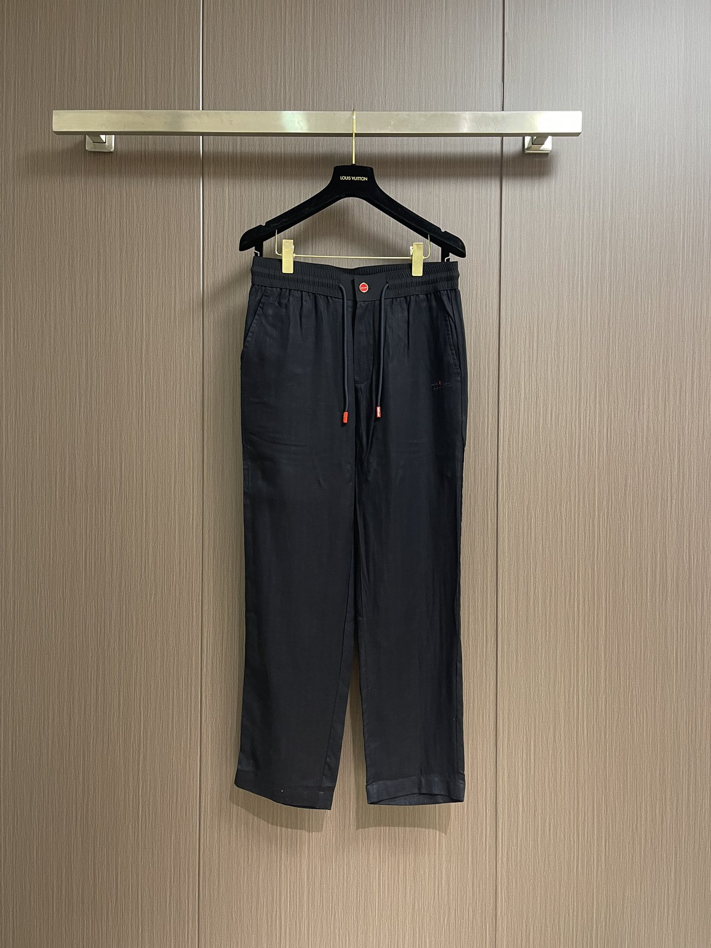 NO:475909,Kiton Lao Qian recommends!  Linen elastic waist straight-leg casual pants, classic style, a style that can be worn in business and casual style. The upper body has a lazy and elegant temperament. The elastic waist is loose and the waist is practical drawstring, creating a balanced elegance in comparison. The pockets on both sides. The fitted tailoring style The fabric is made of natural linen, comfortable and breathable, moisture-wicking... It has many advantages. The more you wash, the softer you get, the more charming you get. It is also a fabric that luxury brands love. The order of full-quality business and casual style can be matched well. Spring and summer. Size M-3XL,,alexander wang19860909Kiton 老钱推荐！亚麻松紧腰直筒休闲裤 经典款 商务休闲都实穿的一款 五金辅料全品相订单 上身有着慵懒的典雅气质.弹力腰部宽松量感与腰部的实用抽绳,在对比中营造平衡的优雅.两侧插袋 合体的剪裁版型 面料采用天然亚麻材质 舒适透气 吸湿排汗……有着很多优点 越洗越柔软 越穿越有韵味的特点 也是奢牌品钟爱的一款面料 全品相的订单 商务休闲都能很好搭配一款 春夏强烈.尺码M-3XL,,alexander wang,Men's clothing