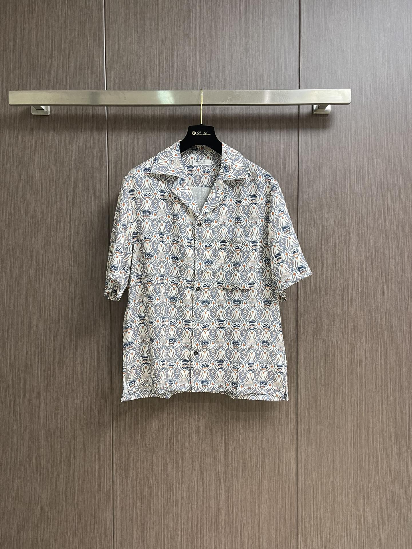 NO:488119,LP Loropiana ss Summer New Federico Men's Shirt, the unique texture of linen exudes low-key confidence, which reminds people of sunny days and warm weather. Federico shirts bring retro bowling charm to spring and summer wardrobe. The lapel design outlines casual and free-spirited silhouettes decorated with retro-style Aperitivo prints, inspired by recipe books from the 1970s. Loose fittings and short sleeves capture the essence of exquisite casualness. Cuban collar breast patch pockets short sleeve horn buttons and closures oversized fittings and side slits Cardo Veneziano thistle print asymmetrical bottom edge. Size S-XL, loro pigana, shirts, T-shirt, alexander wang19860909LP Loropiana ss夏季新款Federico男士衬衫,亚麻的独特质地散发出低调的自信,令人不禁联想起阳光普照的日子和温暖的天气.Federico衬衫为春夏季衣橱带来复古保龄球风格魅力,开翻领设计勾勒随性洒脱的廓形饰有复古风格的Aperitivo 印花,灵感源自1970年代的食谱书.宽松版型和短袖捕捉精致休闲的精髓.古巴领胸前贴袋短袖角质纽扣开合超大版型侧面开衩Cardo Veneziano 蓟花印花不对称底边.尺码S-XL,,loro piana,loro piana,shirts,T-shirt,alexander wang,Men's clothing