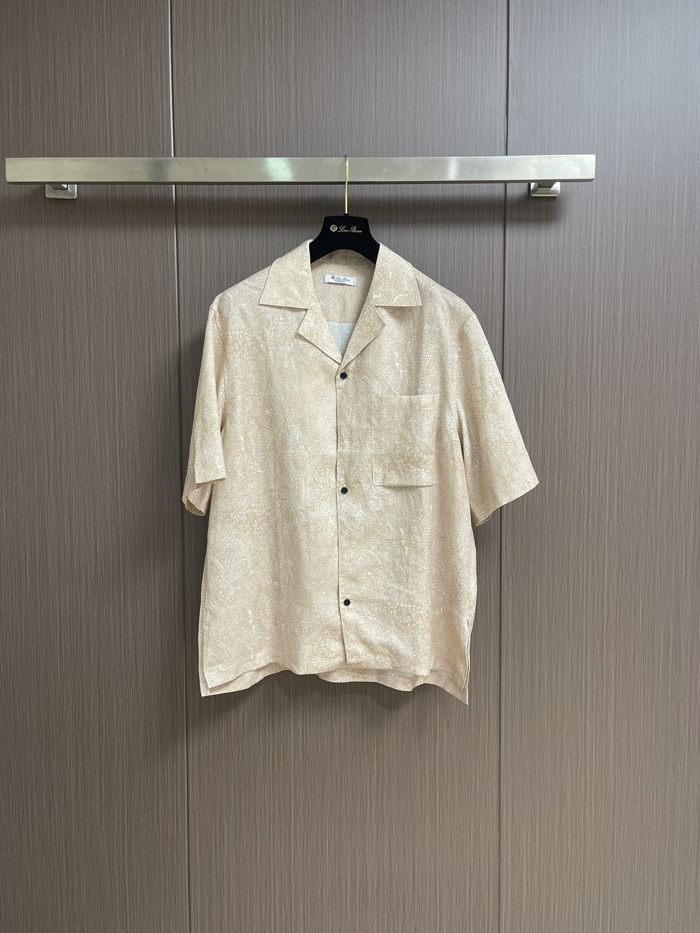 NO:831330,LP Loropiana's new Federico men's shirt, the unique texture of linen exudes low-key confidence, reminiscent of sunny days and warm weather. The Federico shirt brings retro bowling style charm to the spring and summer wardrobe. The open lapel design outlines a casual and free silhouette. The loose fit and short sleeves capture the essence of refined casualness. Sizes S-XL,,loro piana,loro piana,shirts,T-shirt,19860909LP Loropiana 新款Federico男士衬衫,亚麻的独特质地散发出低调的自信,令人不禁联想起阳光普照的日子和温暖的天气.Federico衬衫为春夏季衣橱带来复古保龄球风格魅力,开翻领设计勾勒随性洒脱的廓形.宽松版型和短袖捕捉精致休闲的精髓.尺码S-XL,,loro piana,loro piana,shirts,T-shirt,,Men's clothing