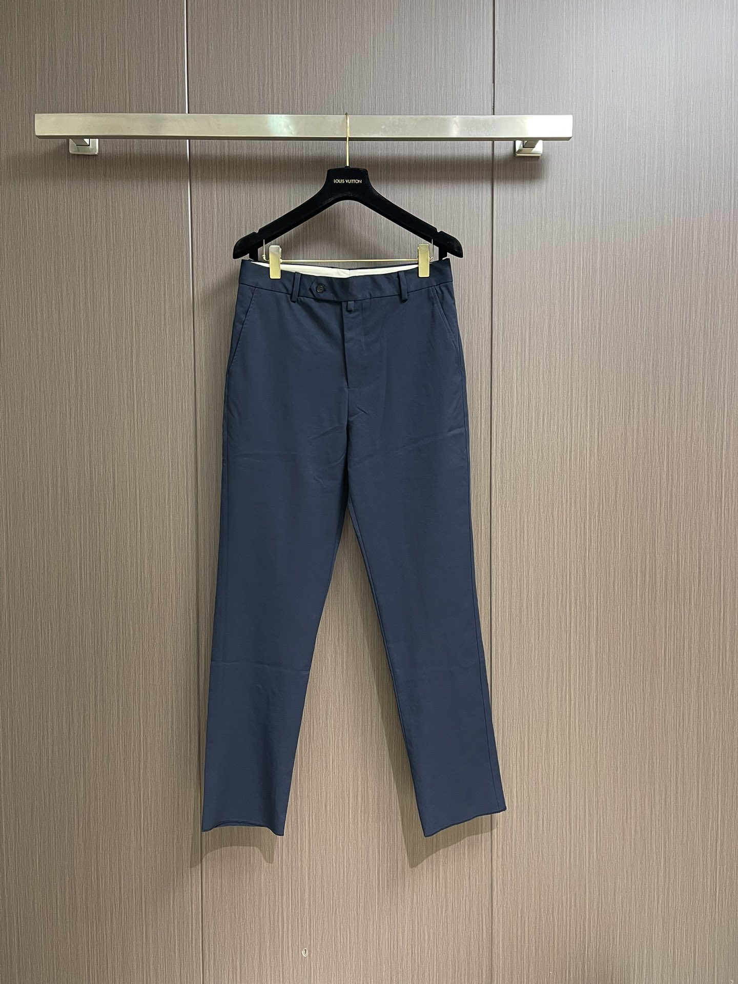 NO:856326,LP Loropiana new casual pants for early spring. Casual pants are a fashionable item that can be worn by men anytime and anywhere. The simple design is combined with high-end fabrics, detailed embellishments, and three-dimensional tailoring. They have a smooth feel and high gloss. The upper body has a very good sag. The three-dimensional tailoring has a tall and straight upper body. Sizes 46-52, loro piana, loro piana,19860909LP Loropiana 早春新品休闲裤,休闲裤作为随时随地男人都能穿搭的时尚单品,简洁的设计配合高档面料,细节点缀,立体剪裁,手感顺滑光泽度高,上身后垂度非常好,立体剪裁上身挺拔.尺码46-52,,loro piana,loro piana,,Men's clothing