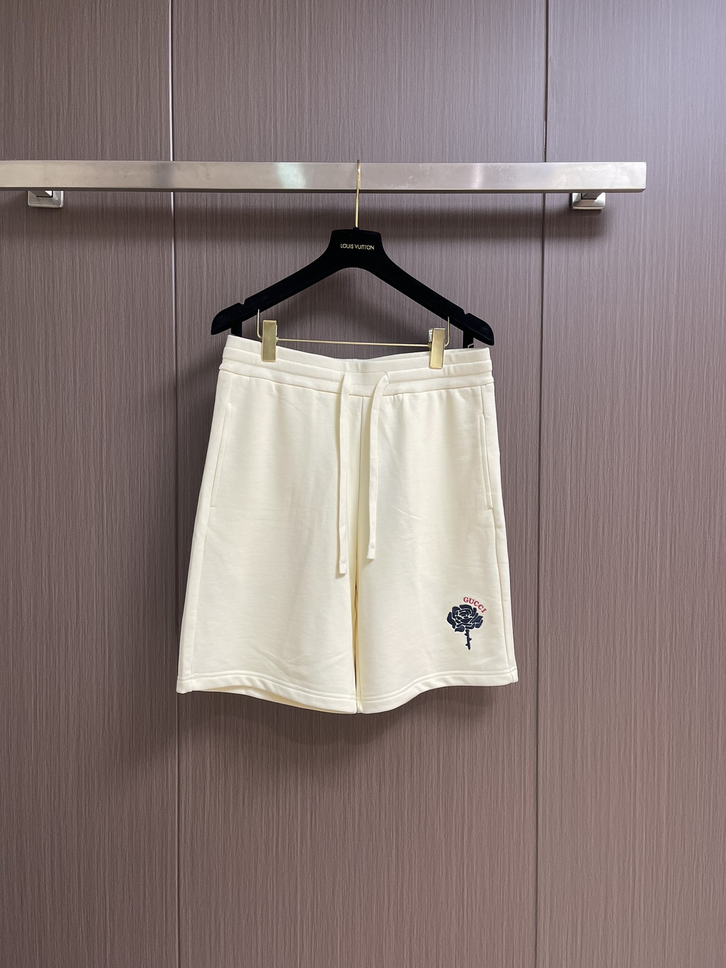 Gucci Pantalones Cortos Casuales con Bordado Floral para Hombre - Elegancia Veraniega