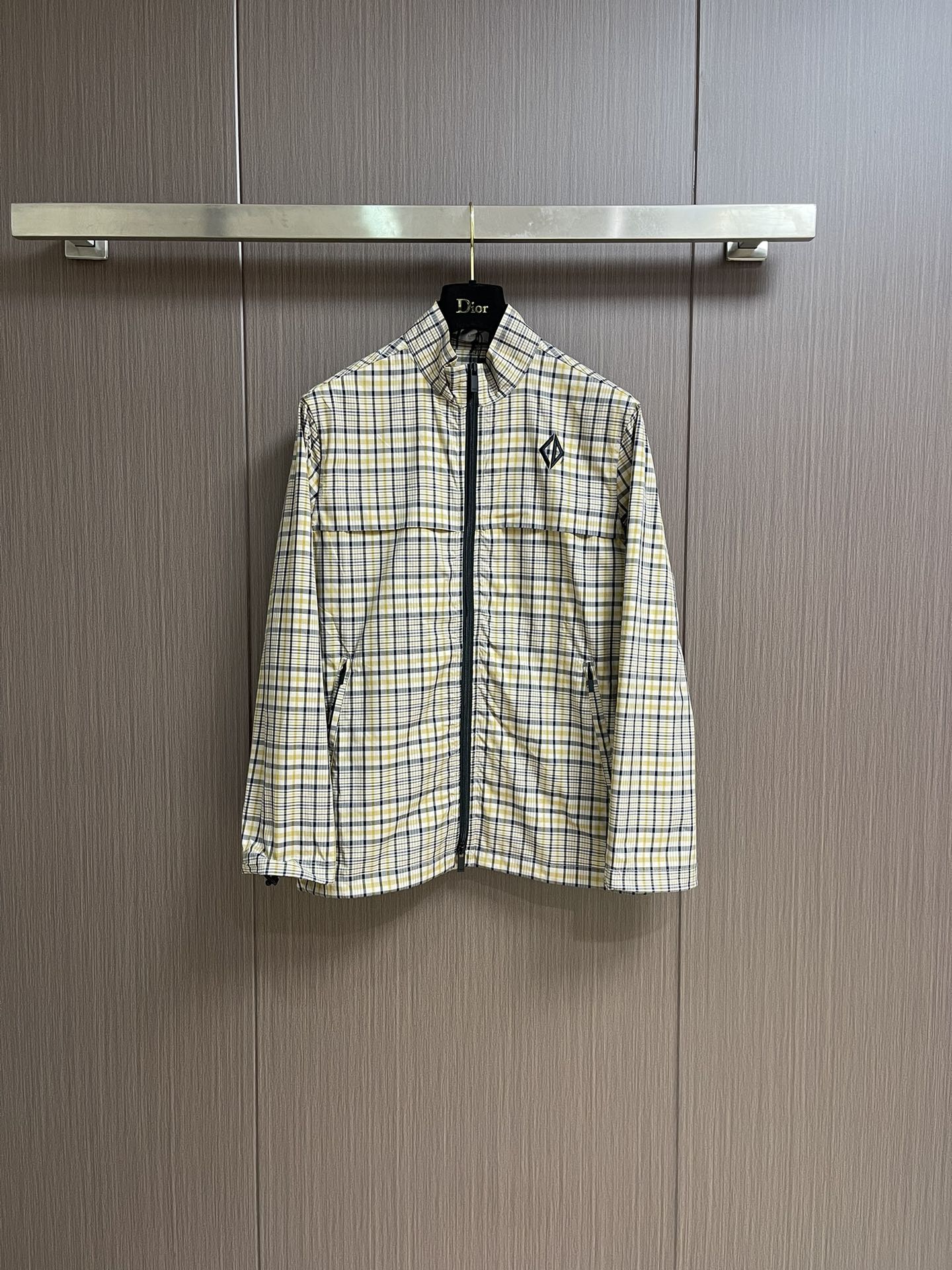 NO:453173,Dior 2025ss new zipper jacket reinterprets classic design and creates a stylish look. It is carefully crafted from beige cotton blend fabric. The chest is decorated with Diamond logo and is paired with zippered pockets, drawstring bottom edges and cuffs. It can be easily matched to create a delicate and stylish look, or matched to highlight the classic style. Size S-XL, dior, jackets & coats, alexander wang19860909Dior 2025ss新款拉链外套,重新诠释经典设计,打造时尚造型.采用米色棉质混纺面料精心制作.胸前饰以 Diamond标志,搭配拉链口袋、抽绳底边和袖口.可与轻松搭配,打造精致时髦的造型,或者与配套搭配,突显经典风格.尺码S-XL,,dior,jackets & coats,alexander wang,Men's clothing