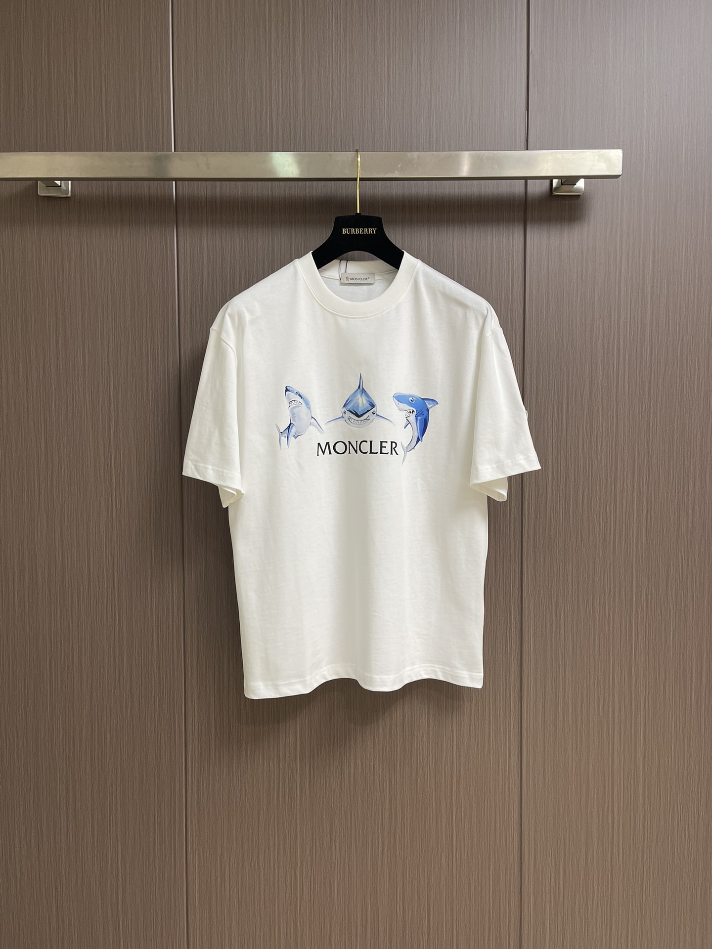 Moncler T-shirt en Coton avec Imprimé Requin pour Homme - Confort et Style
