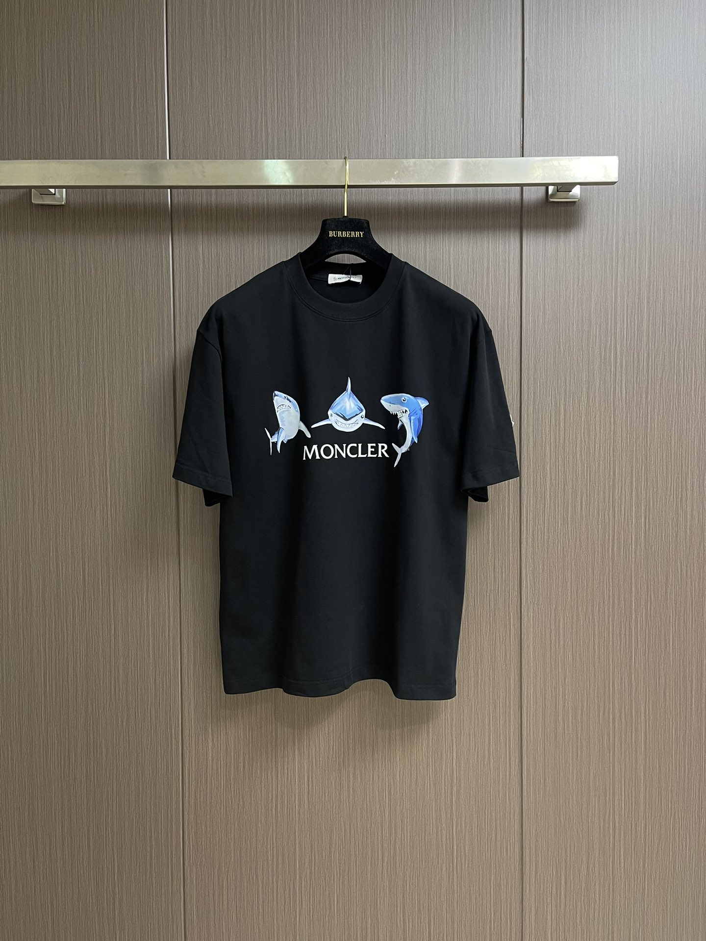 Moncler Camiseta de Manga Corta con Estampado de Tiburón para Hombre