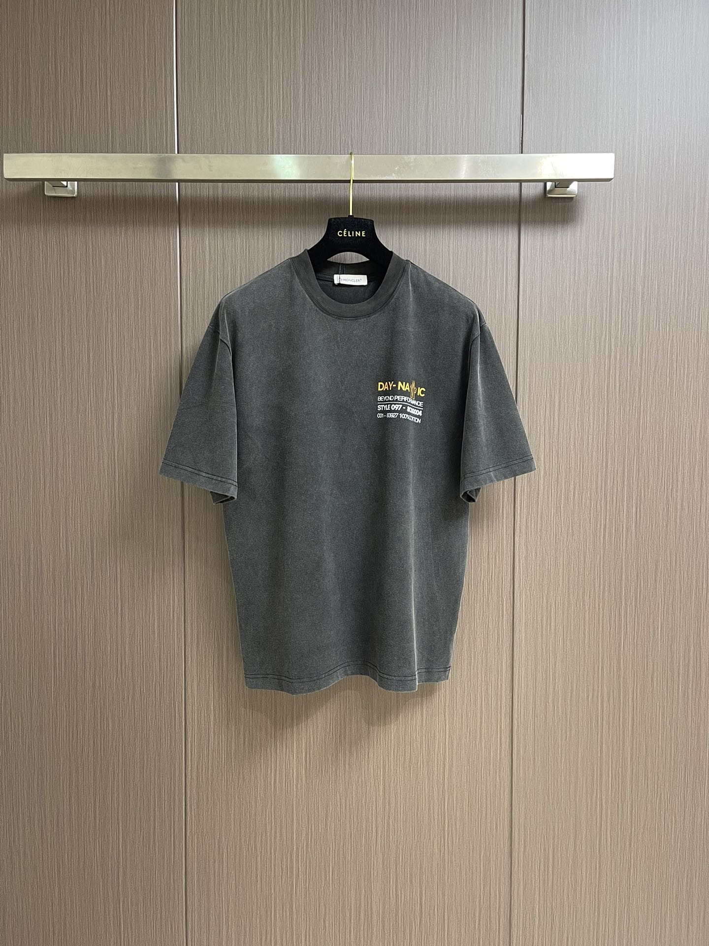 NO:453209,Moncler 2025ss new old logo printed short-sleeved T-shirt, moncler logo embellishes on the chest, like the soul mark of the artist, full of recognition, low-key contains endless stories and styles, no need to say much, the end of the outfit is minimalist, the logo is exquisitely upgraded, customized 270 grams of same-cage dyed fabric, very comfortable to touch, fashionable and personalized, super versatile and beautiful, both men and women are very suitable for everyone, must-have tags, collar marks, washing wheat, three-marks complete. Size M-XXL M-size clothes 71cm long, bust 110cm shoulder width 51.5cm L-size clothes 73cm bust 114cm shoulder width 52.5cm XL-size clothes 75cm bust 118cm shoulder width 53.5cm XXL-size clothes 76cm  Bust circumference 122cm Shoulder width 54.5cm, T-shirt,tees,t-shirt,alexander wang19860909Moncler 2025ss新款做旧 logo印花短袖T恤,moncler标识点缀于胸前 仿佛艺术家的灵魂印记 辨识度拉满 低调中蕴含着无尽的故事与格调 无需多言 穿搭的尽头是极简 logo标识精致升级,定制270克同缸染面料 手感非常舒服 时尚又个性 超级百搭好看男女都非常合适 人手必备款 吊牌 领标 水洗麦 三标齐全.尺码M-XXL M码衣长71cm 胸围110cm 肩宽51.5cm L码衣长73cm 胸围114cm 肩宽52.5cm XL码衣长75cm 胸围118cm 肩宽53.5cm XXL码衣长76cm 胸围122cm 肩宽54.5cm,,T-shirt,tees，t-shirt,alexander wang,Men's clothing