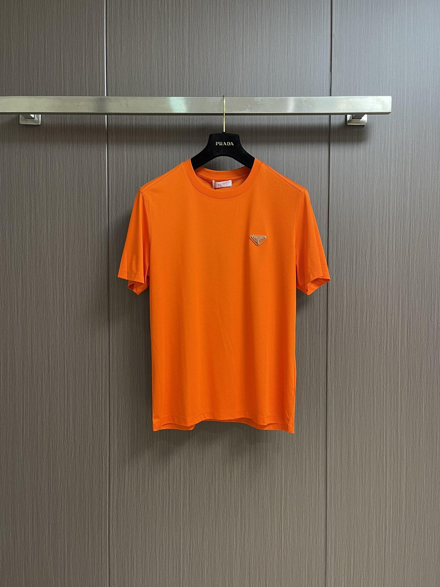 Prada T-shirt Orange Logo Triangle - Collection Printemps/Été 2025