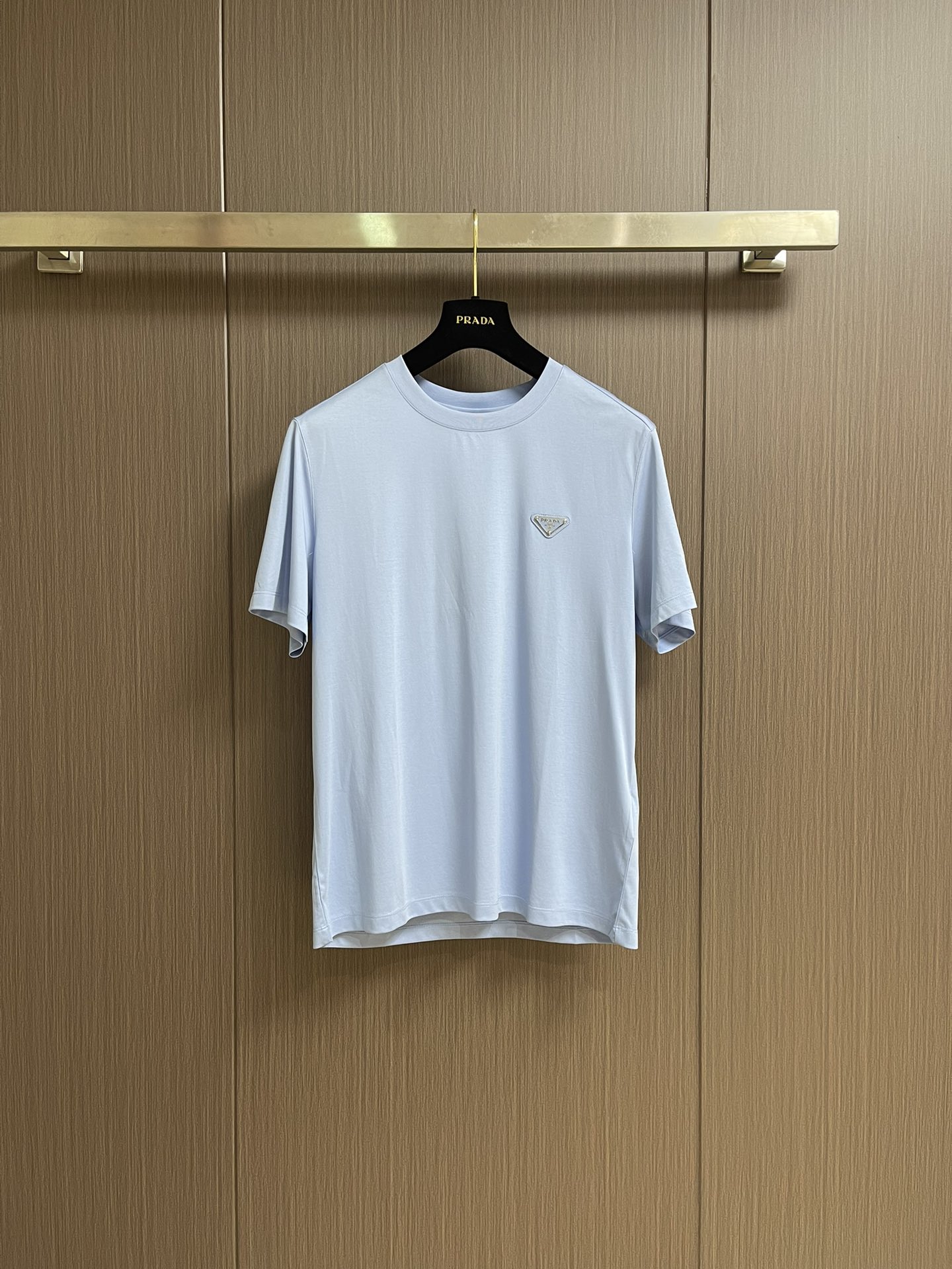 Prada Camiseta de Manga Corta con Logo Triangular Esmaltado para Hombre
