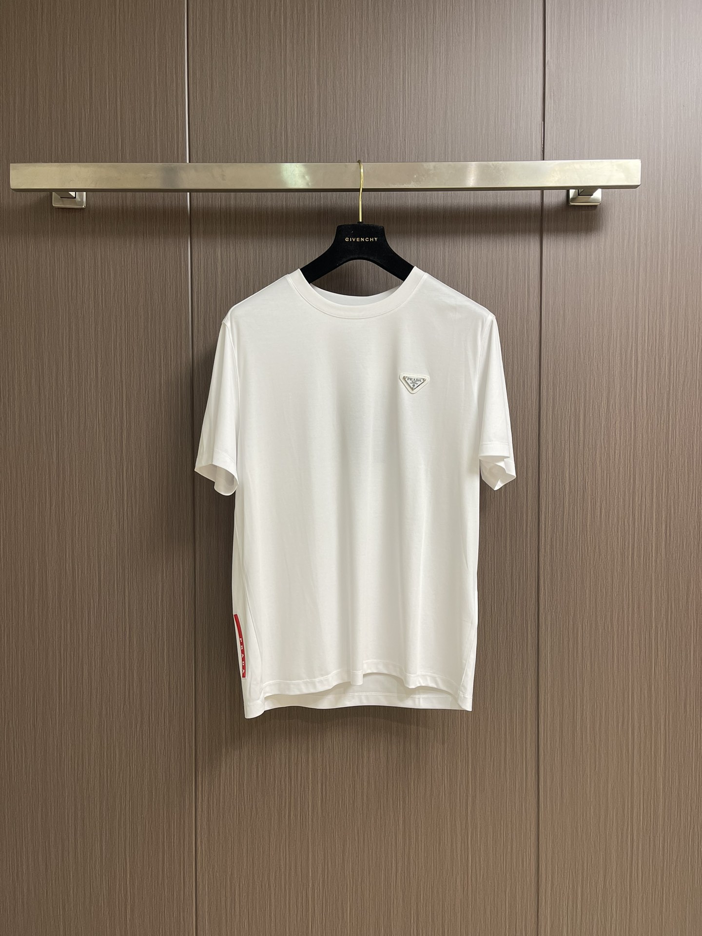 Prada T-shirt met Driehoek Logo - Klassiek & Stijlvol