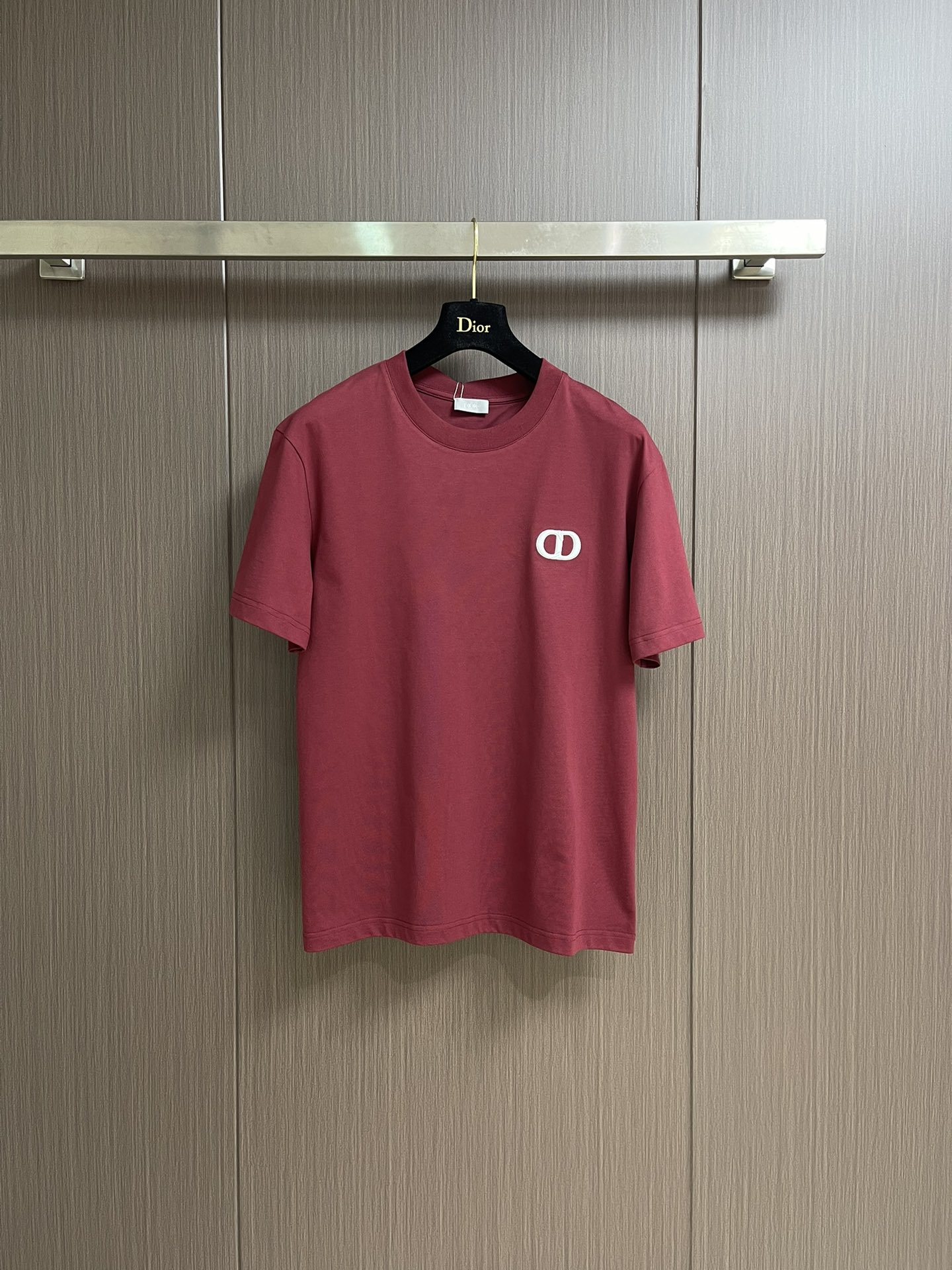 NO:428144,DIOR 2025ss Summer new CD logo embroidered round neck short-sleeved T-shirt, customized customer-supplied fabric selected mercerized cotton, light and breathable, silky and comfortable upper body, classic and versatile. Size M-3XL M-size 68cm long, bust 100cm shoulder width 48cm L-size 70cm bust 104cm shoulder width 49cm XL-size 72cm bust 108cm shoulder width 50cm XXL-size 74cm bust 112cm shoulder width 51cm XXXL-size 76cm bust 116cm shoulder width 52cm, dior, T-shirt,tees, t-shirt,alexander wang19860909DIOR 2025ss 夏季新款CD标识刺绣圆领短袖T恤,定制客供面料精选丝光棉 轻薄透气 上身丝滑舒适 经典百搭 .尺码M-3XL M码衣长68cm 胸围100cm 肩宽48cm L码衣长70cm 胸围104cm 肩宽49cm XL码衣长72cm 胸围108cm 肩宽50cm XXL码衣长74cm 胸围112cm 肩宽51cm XXXL码衣长76cm 胸围116cm 肩宽52cm,,dior,T-shirt,tees，t-shirt,alexander wang,Men's clothing