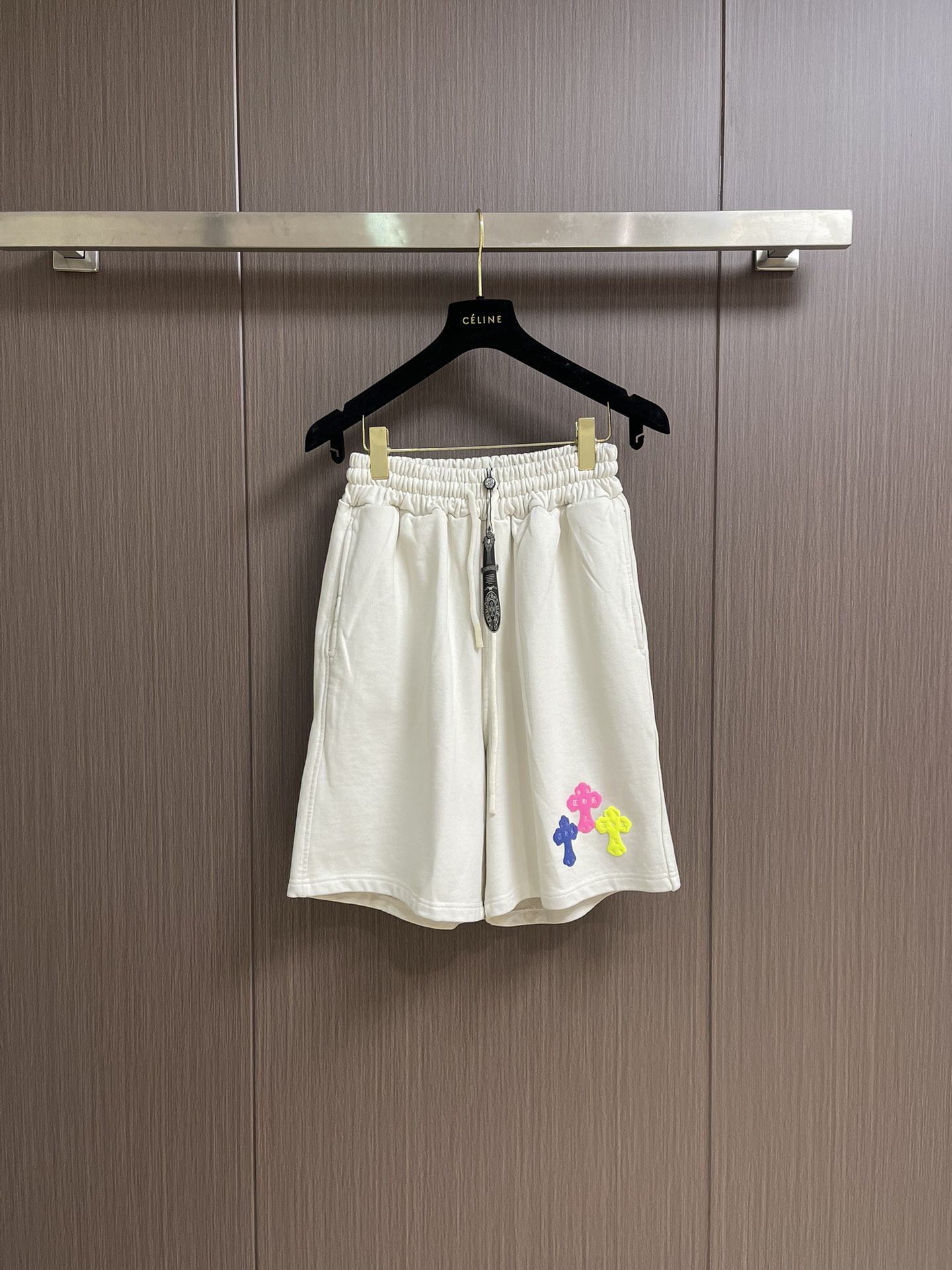 NO:453121,CH Croxin 2025SS spring and summer new CH colorful cross logo shorts, loose cotton cropped pants. Port trade orders, a must-have for trendy people!  Top jersey pure cotton fabric, with dazzling colorful cross logo, unique style with super high recognition!  Undoubtedly popular high street styles, with cross logo embellishments, unique personality, and vividly interpreting high streets and personality. The extremely high recognition shows your extraordinary dress style, and the 360-degree interpretation of brand charm is really enough and fashionable. This is the strength and rank that mainstream high streets should demonstrate!  Size M-XXL, chrome hearts, shorts, alexander wang19860909CH 克罗心 2025SS春夏新款CH彩色十字架标识短裤,宽松纯棉五分裤.港口贸易订单,潮人必备的神物！顶级平纹针织纯棉面料,极具亮眼的彩色十字架logo,独特的风格拥有超高辨识度！毋庸置疑的人气高街潮款,十字架logo点缀,个性独特,将高街以及个性诠释的淋漓尽致.极高的辨识度显示自身不凡的穿着格调,360度无死角的诠释品牌魅力,真的足够到位跟时尚,这就是主流高街所应彰显的实力跟段位！尺码M-XXL,,chrome hearts,shorts,alexander wang,Men's clothing