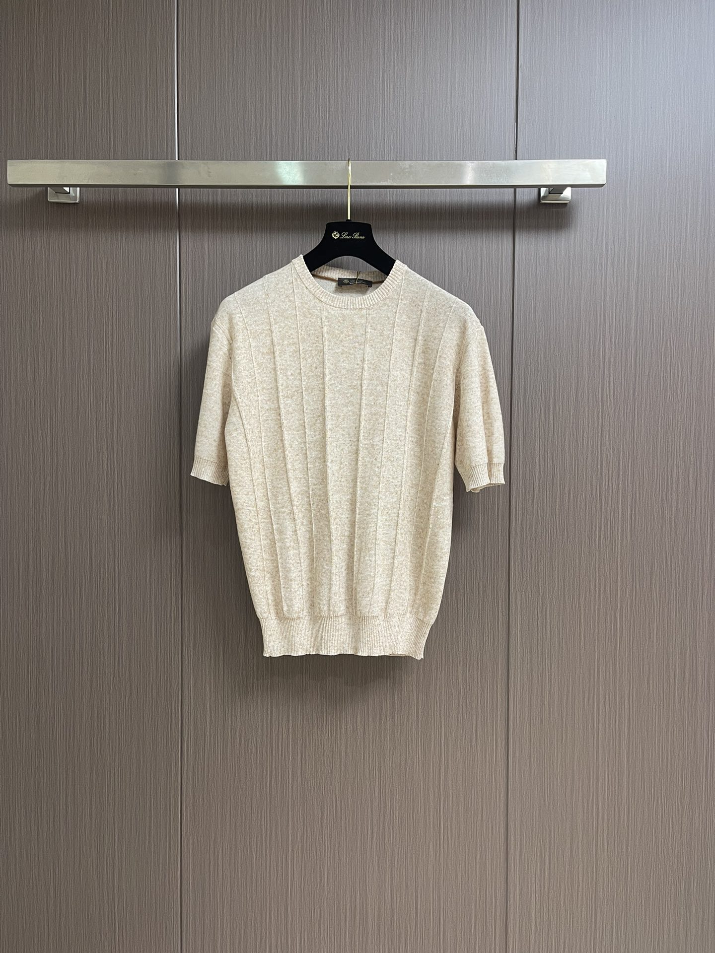 NO:453178,LP Loropiana 2025SS Summer New Knitted Round Neck T-shirt!  Imported machine-made finely woven mulberry silk short-sleeved shirts. Are you still worried about not finding a combination of texture and comfort in summer?  This men's round neck short-sleeved shirt is definitely your summer savior. Say goodbye to the innocence of ordinary knitted sweaters. It uses mulberry silk thread cotton, which brings an unexpected skin-friendly experience, breathable and not stuffy. It is like being gently caressed by clouds, making every breath of summer extremely refreshing. This sweater is precision woven using imported Storm machines, precisely to the delicate process of each needle, completely different from ordinary fabric cutting. The lines are smooth, the style is crisp, and perfect.  Modify your figure, whether it is daily going out or business leisure, you can easily control it, demonstrating the elegant temperament of a man. The classic round neck design is simple but not lacking in atmosphere, and is suitable for various styles of dressing. Whether it is matching casual or capable business, you can show a unique fashion taste and easily become the focus of the crowd. When wearing it, you will be a benchmark for walking texture and an elegant gentleman in summer. Don’t hesitate, hurry up and start your own quality life!  Size S-M-L, loro piana, loro piana, T-shirt,tees, t-shirt,alexander wang19860909LP Loropiana 2025SS夏季新款针织衫圆领T恤！进口机器精织桑蚕丝短袖衫.还在为夏日找不到兼具质感与舒适的而烦恼？这款男士圆领短袖衫,绝对是你的夏日救星.告别普通针织衫的廉感,它选用含桑蚕丝麻料棉,带来超乎想象的亲肤体验,透气不闷热,贴身穿就像被云朵轻抚,让夏日的每一次呼吸都无比畅快.这件针织衫采用进口斯托尔机器精密织造,精准到每一针的细腻工艺,完全区别于普通面料裁剪.线条流畅,版型挺括,完美修饰身形,无论是日常出街还是商务休闲,都能轻松驾驭,彰显男士优雅气质.经典圆领设计,简约而不失大气,适配各种风格穿搭.无论是搭配休闲,还是干练的商务,都能展现出独特的时尚品味,轻松成为人群焦点.穿上它,你就是行走的质感标杆,夏日里的优雅绅士.别再犹豫,赶快入手,开启属于你的品质生活！尺码S-M-L,,loro piana,loro piana,T-shirt,tees，t-shirt,alexander wang,Men's clothing