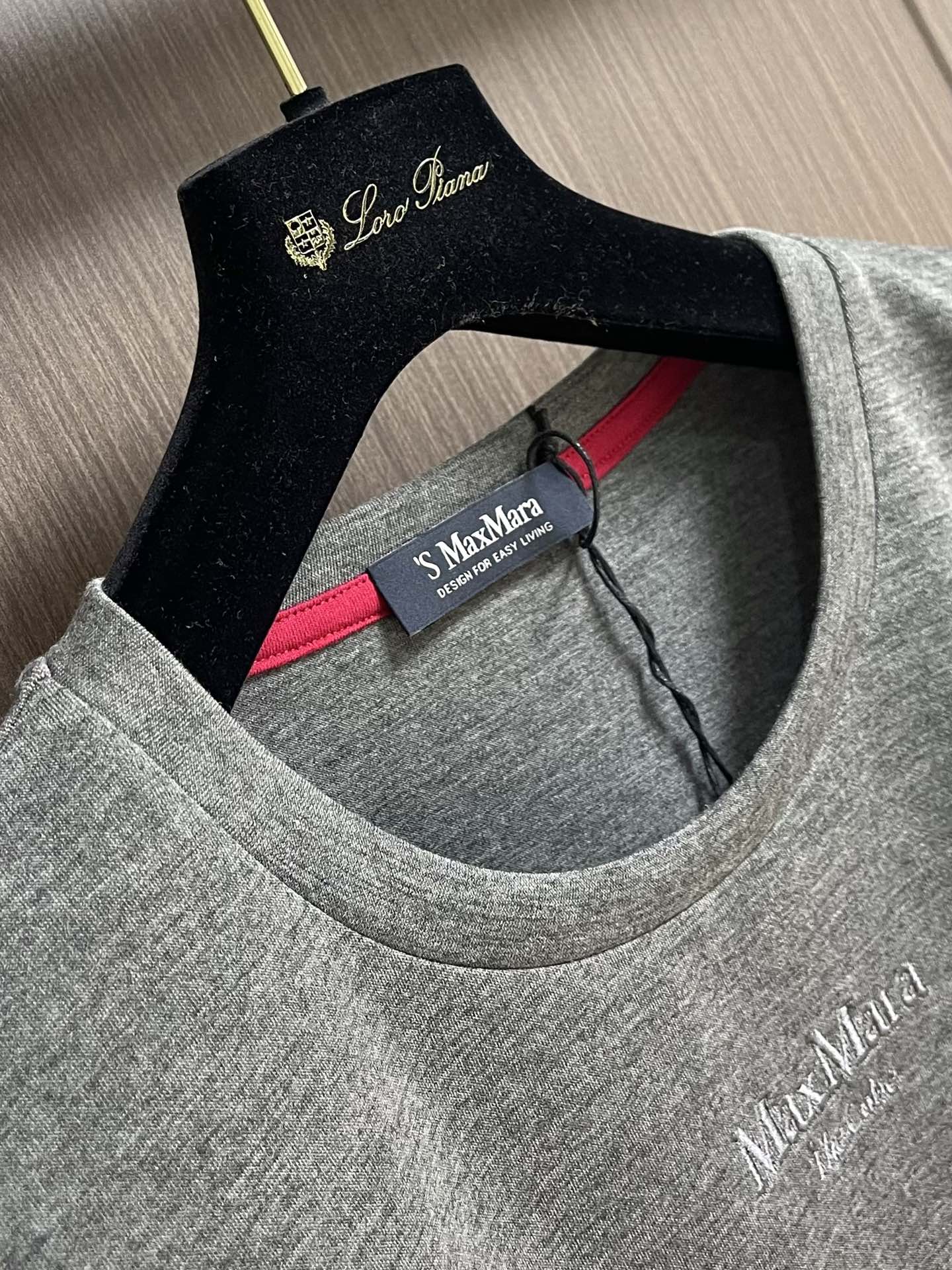 טי שירט מקסימלית של MaxMara עם צווארון עגול ורקמת לוגו 4 i1750403043 6415 1