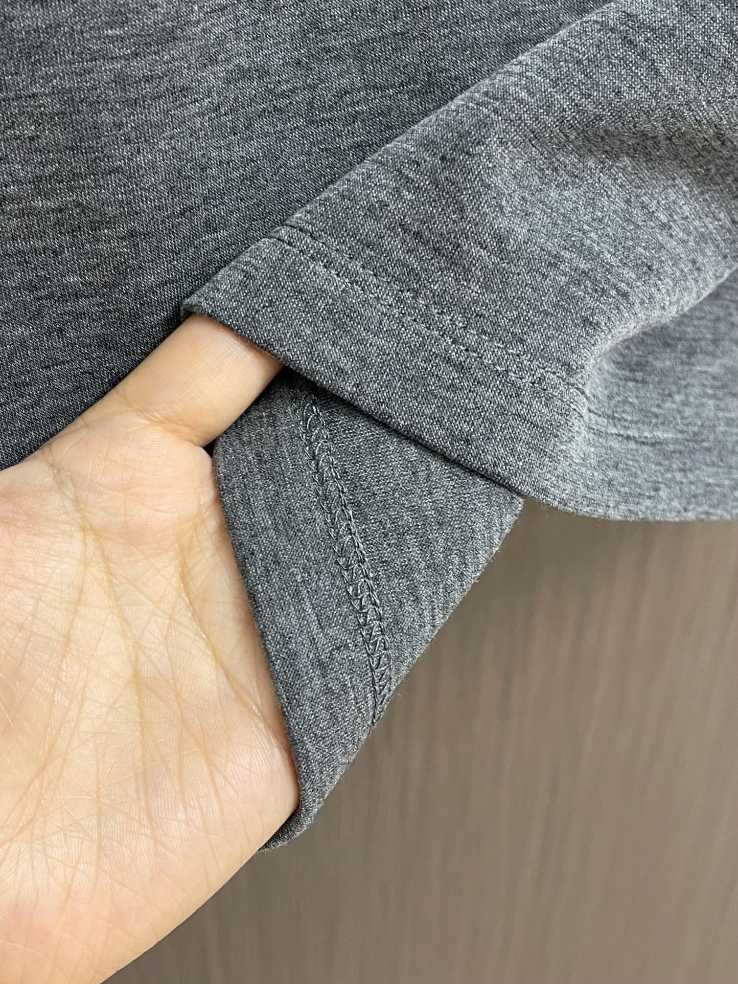 טי שירט מקסימלית של MaxMara עם צווארון עגול ורקמת לוגו 7 i1750403044 297 8
