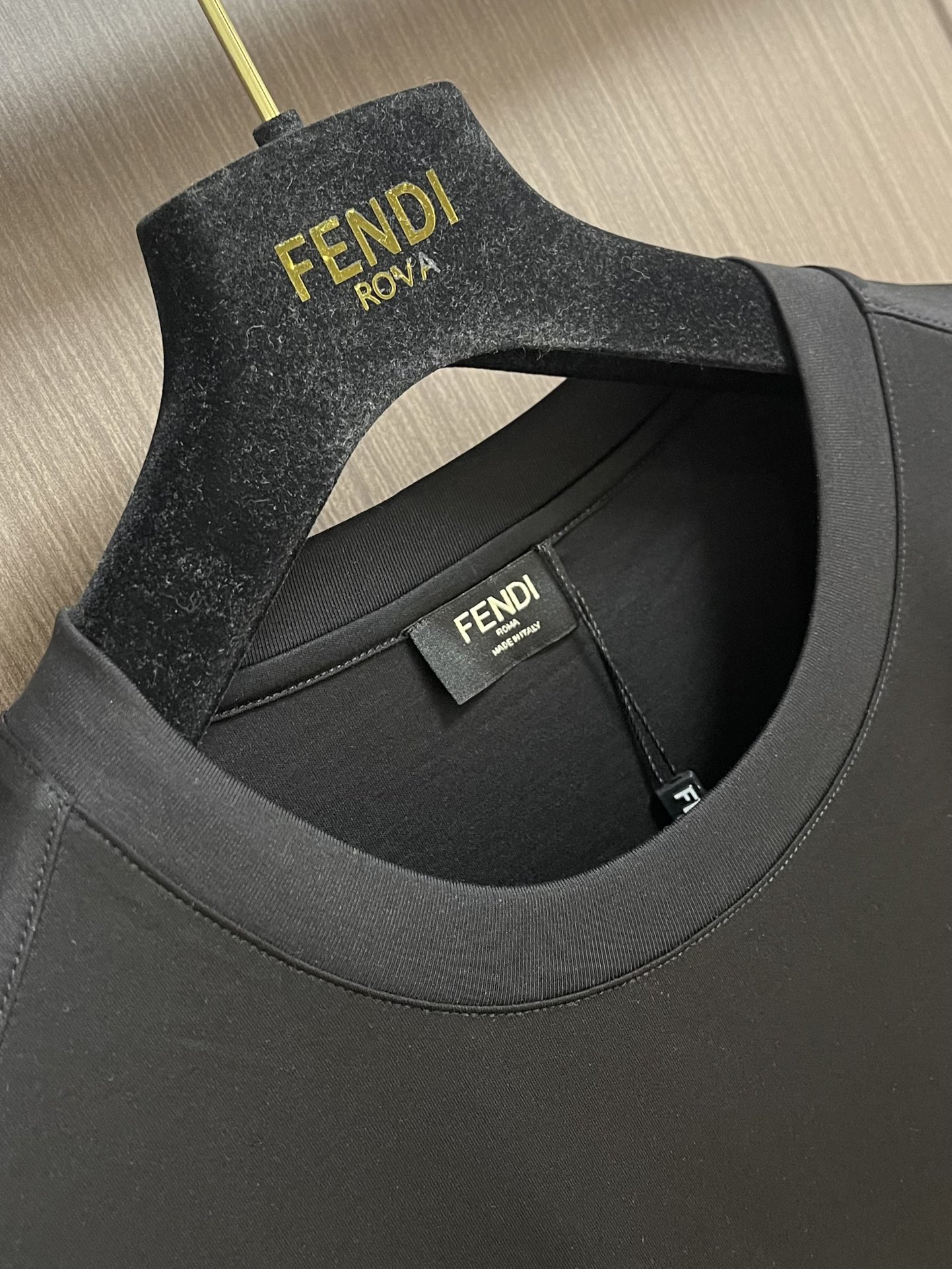 
FENDI 小怪兽刺绣logo棉质圆领短袖T恤 男女同款的T恤 FD小怪兽的极简系列，F家的经典元素-