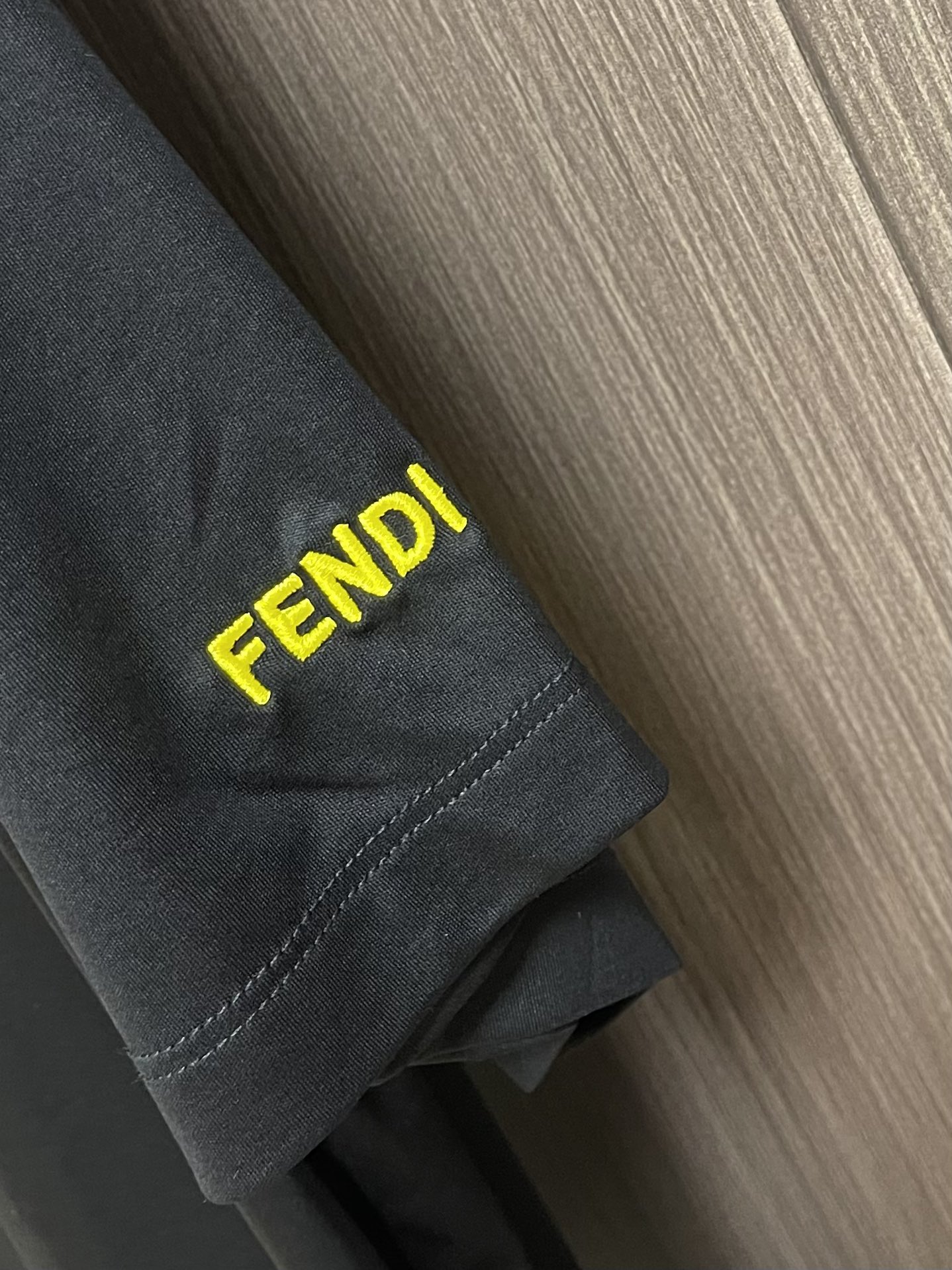 
FENDI 小怪兽刺绣logo棉质圆领短袖T恤 男女同款的T恤 FD小怪兽的极简系列，F家的经典元素-