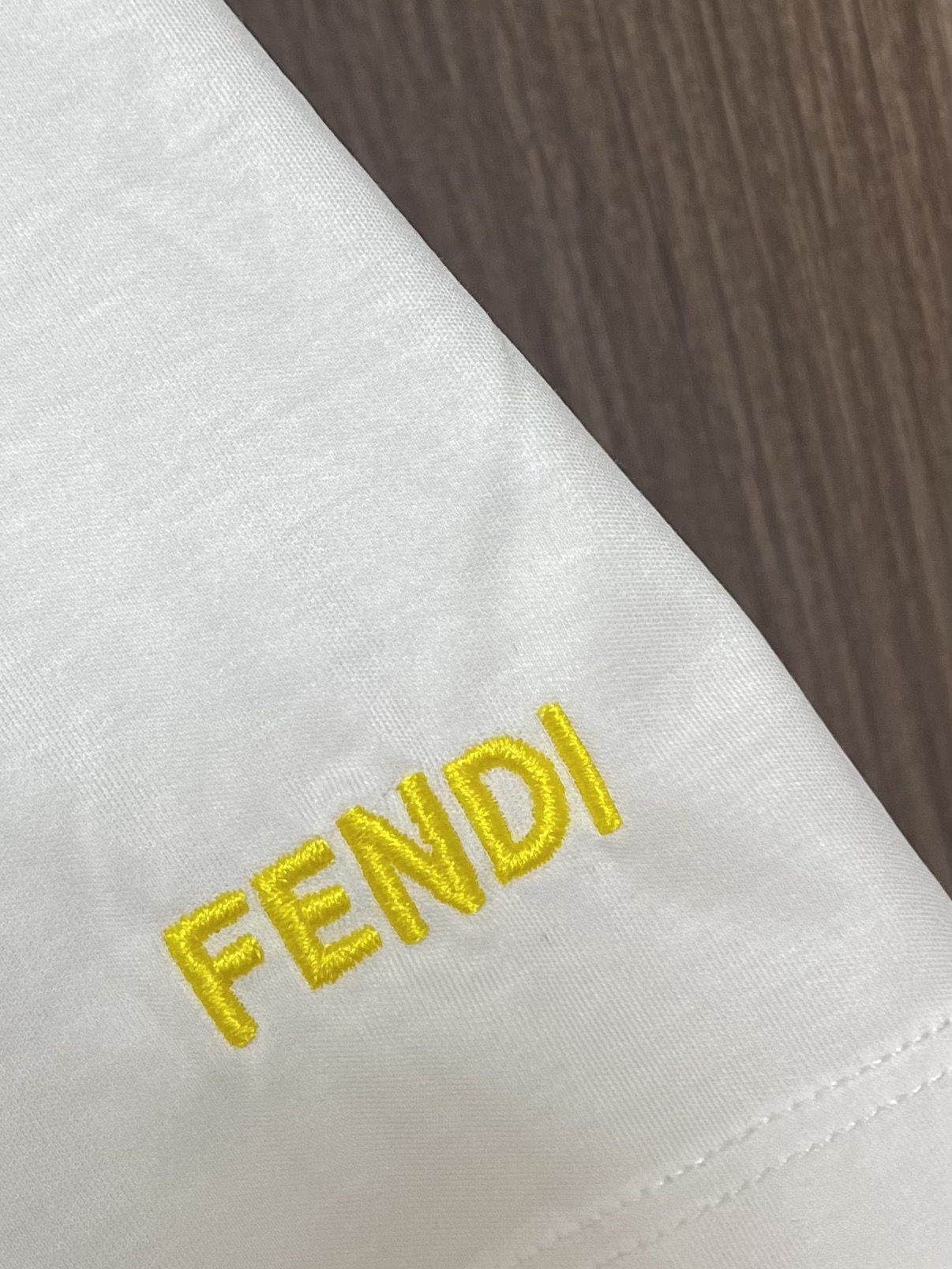 
FENDI 小怪兽刺绣logo棉质圆领短袖T恤 男女同款的T恤 FD小怪兽的极简系列，F家的经典元素-
