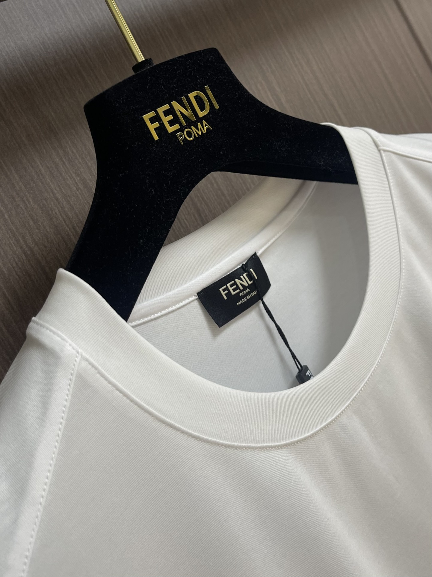 
FENDI 小怪兽刺绣logo棉质圆领短袖T恤 男女同款的T恤 FD小怪兽的极简系列，F家的经典元素-
