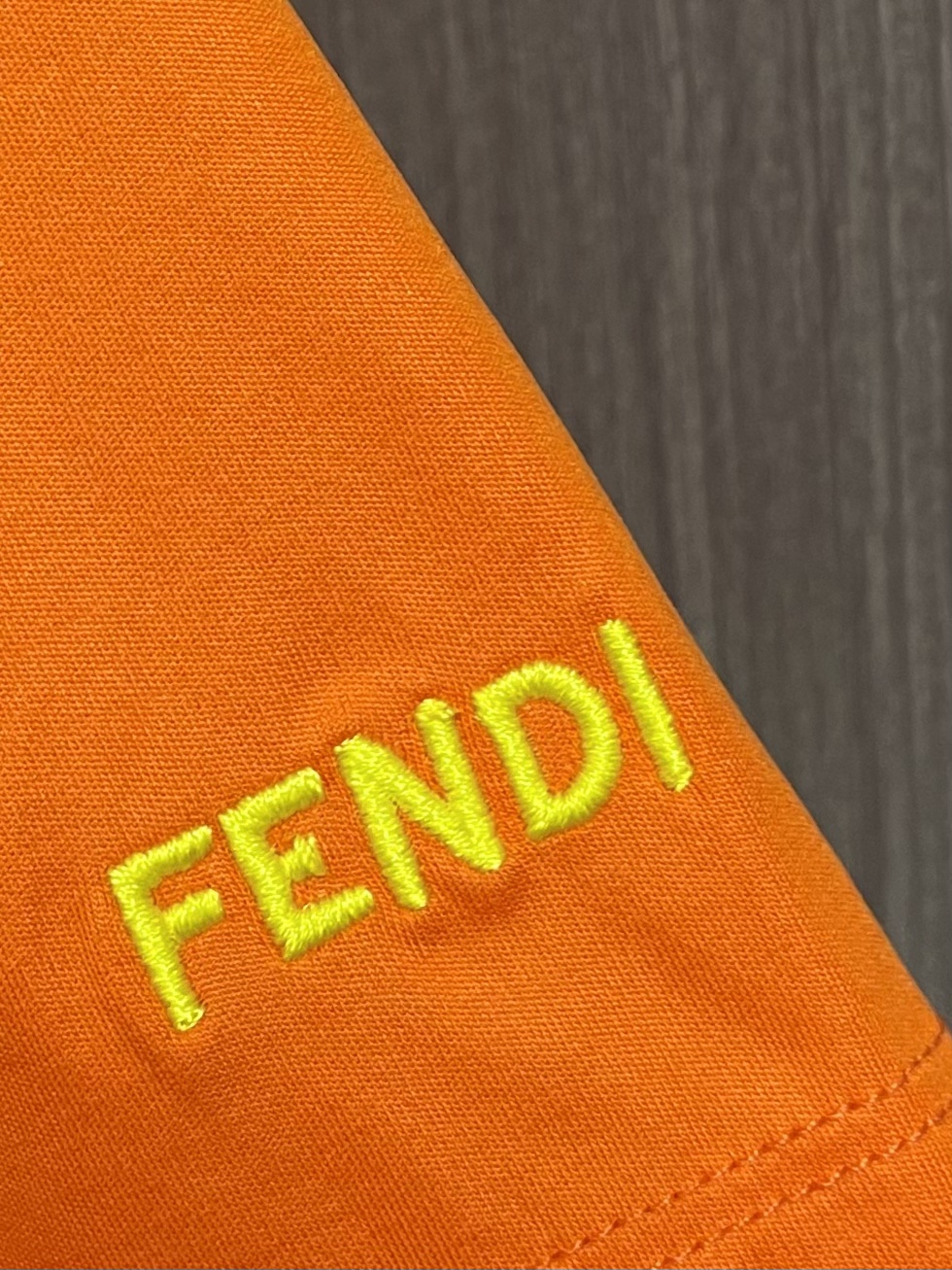 
FENDI 小怪兽刺绣logo棉质圆领短袖T恤 男女同款的T恤 FD小怪兽的极简系列，F家的经典元素-